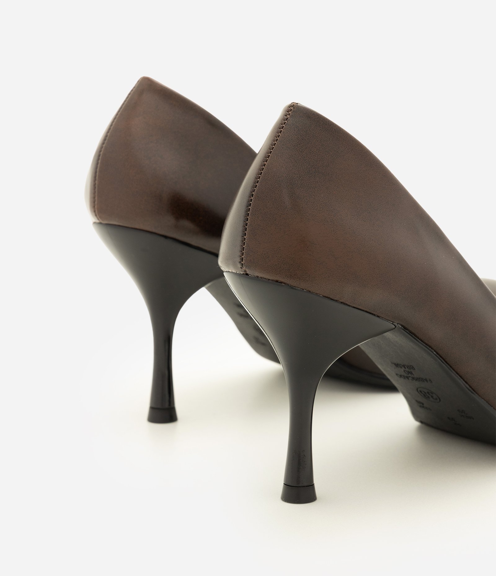 Sapato Scarpin em PU com Bico Fino Marrom 3