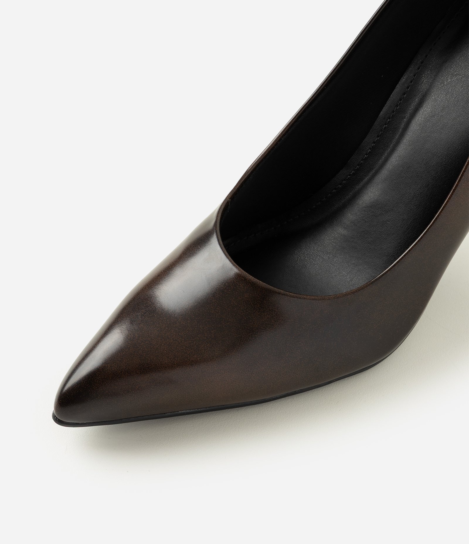 Sapato Scarpin em PU com Bico Fino Marrom 4