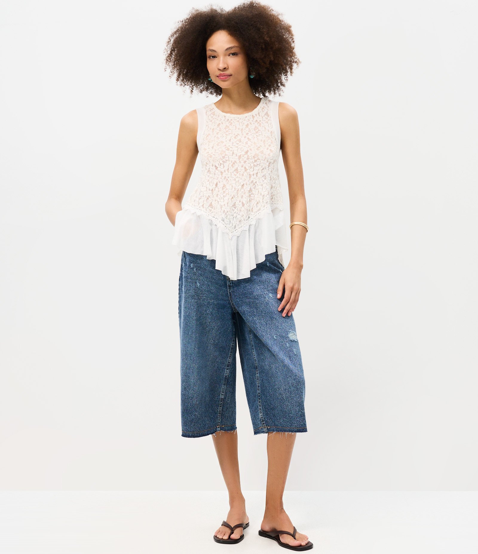 Blusa em Renda sem Mangas com Barra Mullet Branco 2
