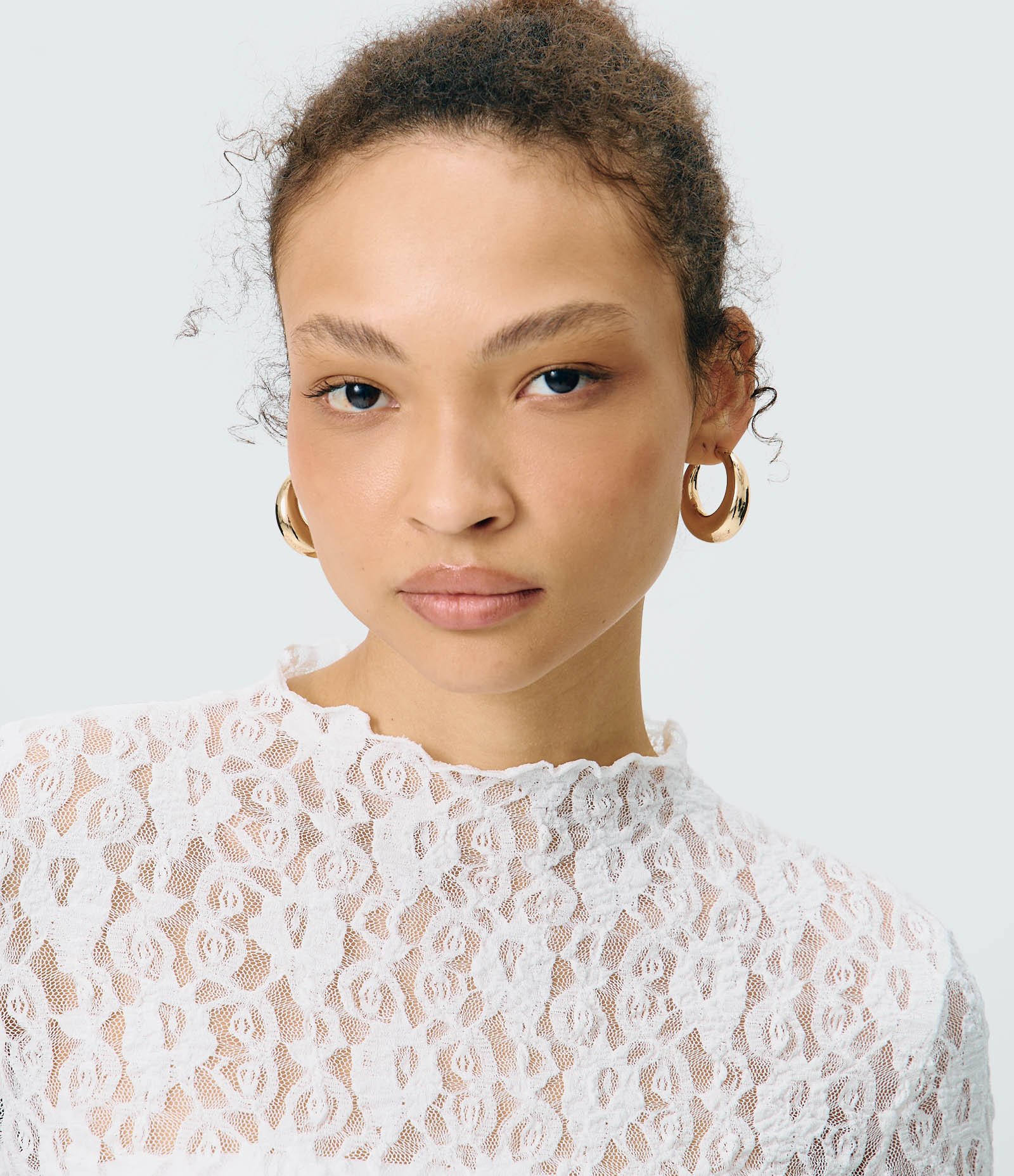 Blusa Manga Longa em Renda Vazada com Transparência e Gola Alta Branco 3