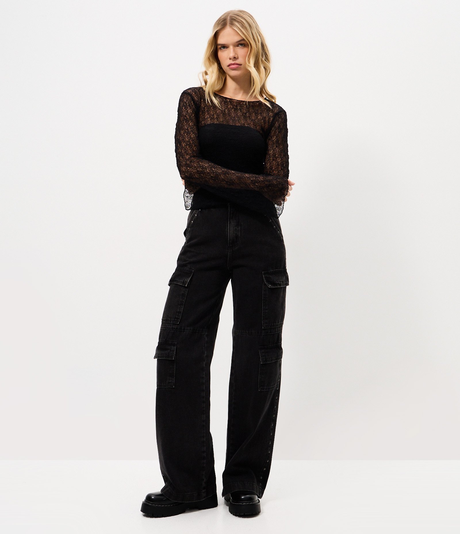 Blusa Manga Longa Texturizada com Manga Evasê e Transparência Preto 2
