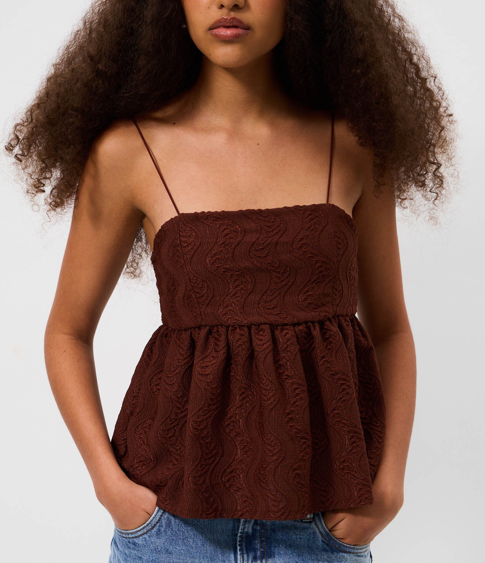 Blusa Bata Texturizada com Alças Finas Marrom 3