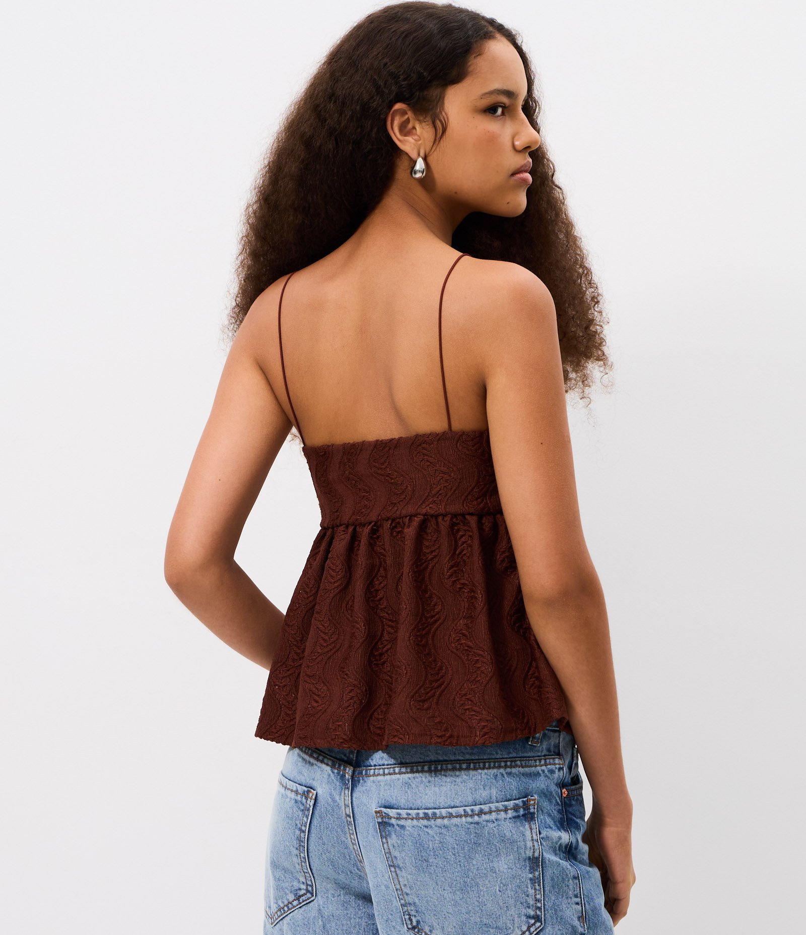Blusa Bata Texturizada com Alças Finas Marrom 4