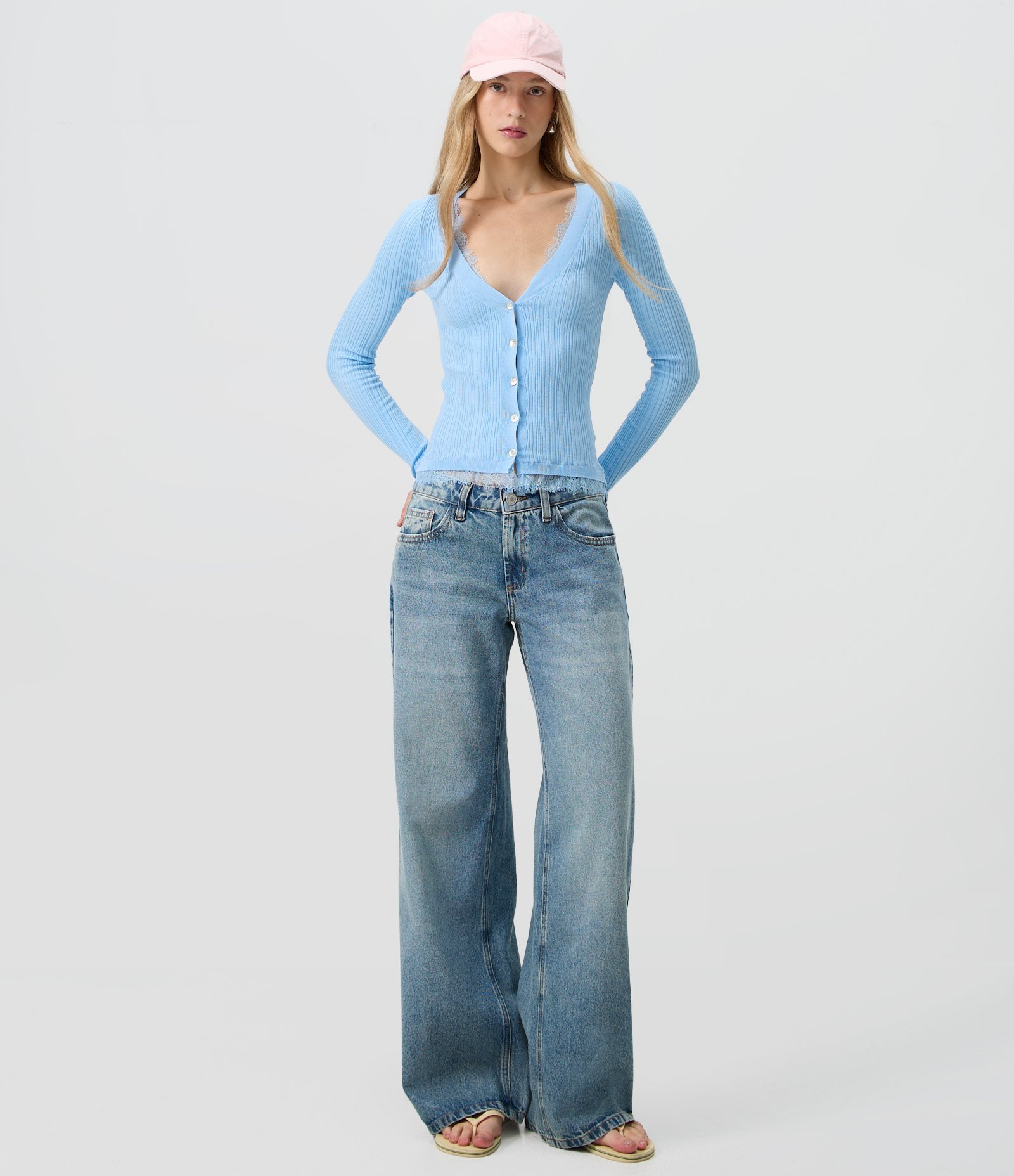Cardigan em Tricô Canelado com Renda e Abotoamento Azul 2