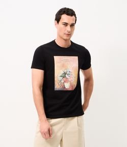 Camiseta em Algodão com Estampa do Quadro Vase Of Flowers de Odilon Redon
