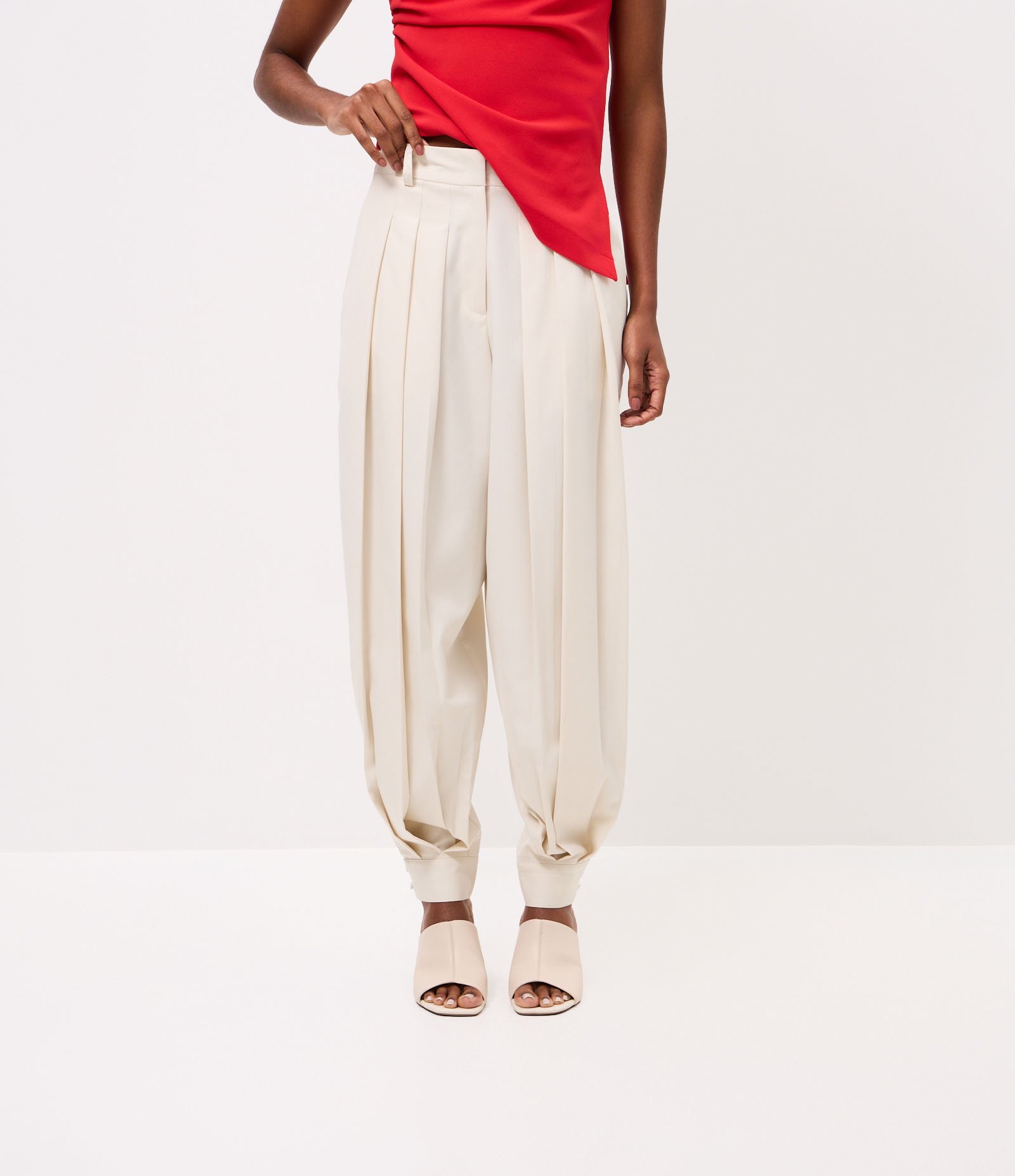 Calça Aladim Alfaiatada com Pregas Frontais Off White 2