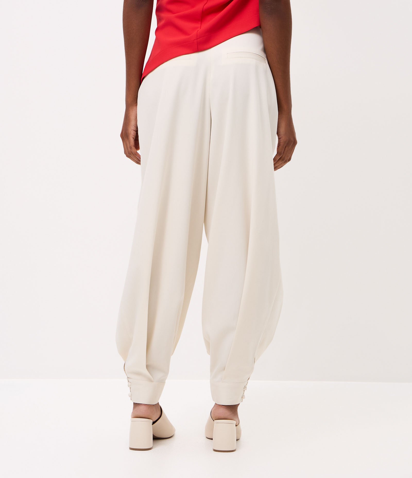 Calça Aladim Alfaiatada com Pregas Frontais Off White 4
