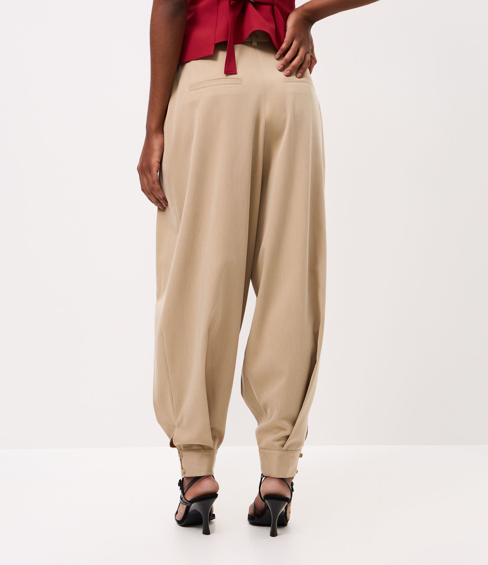 Calça Aladim Alfaiatada com Pregas Frontais Bege 4