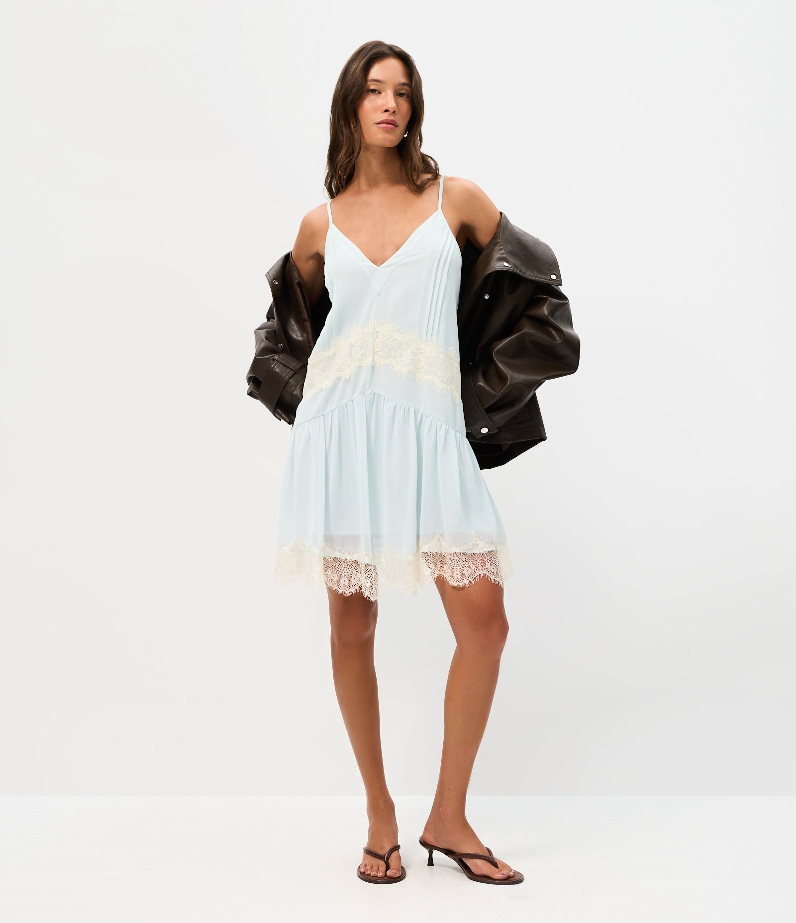 Vestido Curto em Chiffon com Renda Aplicada Azul Claro 4