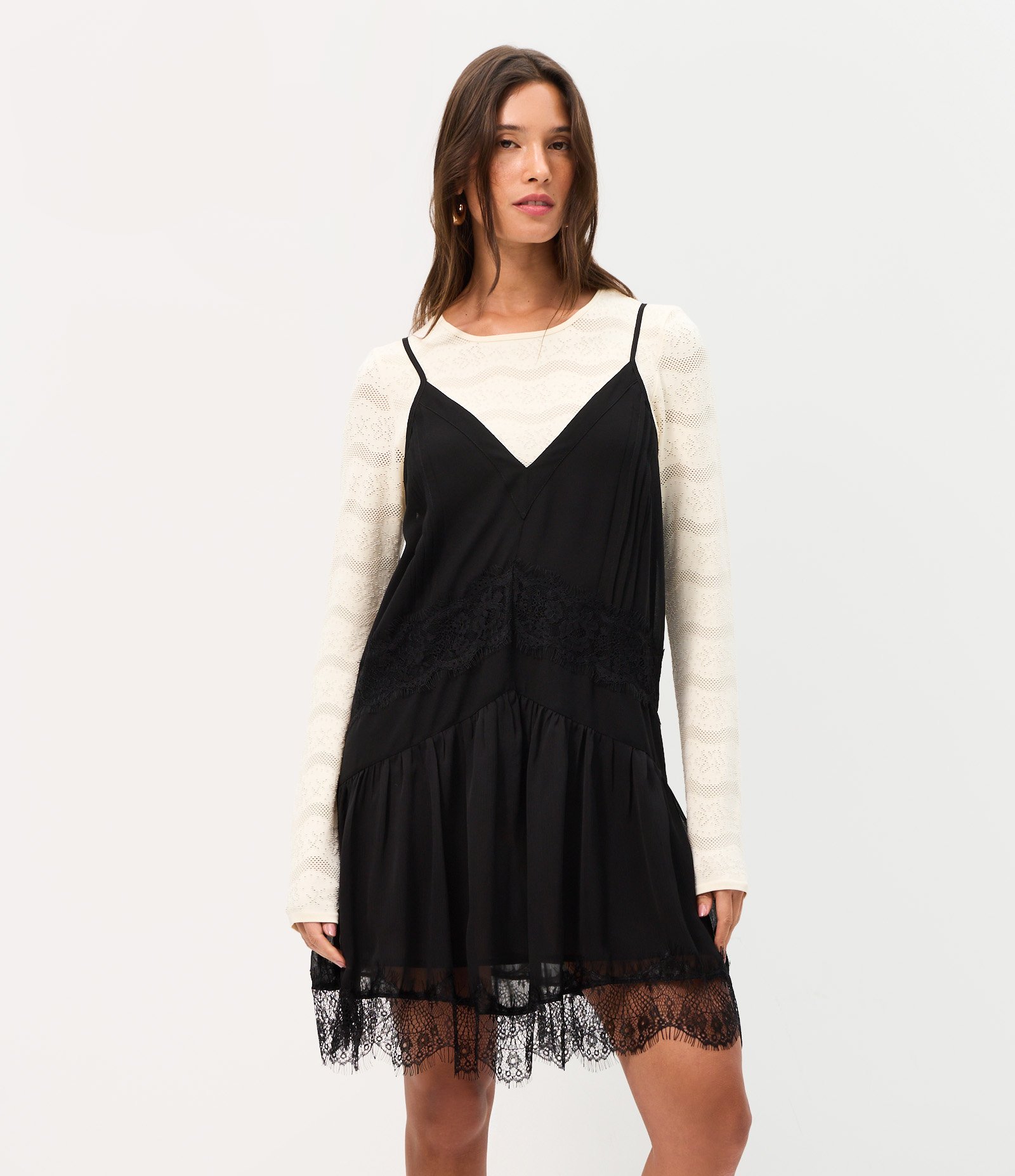 Vestido Curto em Chiffon com Renda Aplicada Preto 2