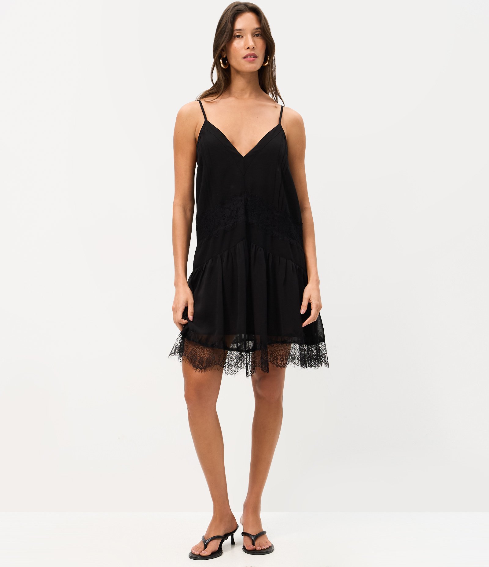 Vestido Curto em Chiffon com Renda Aplicada Preto 3