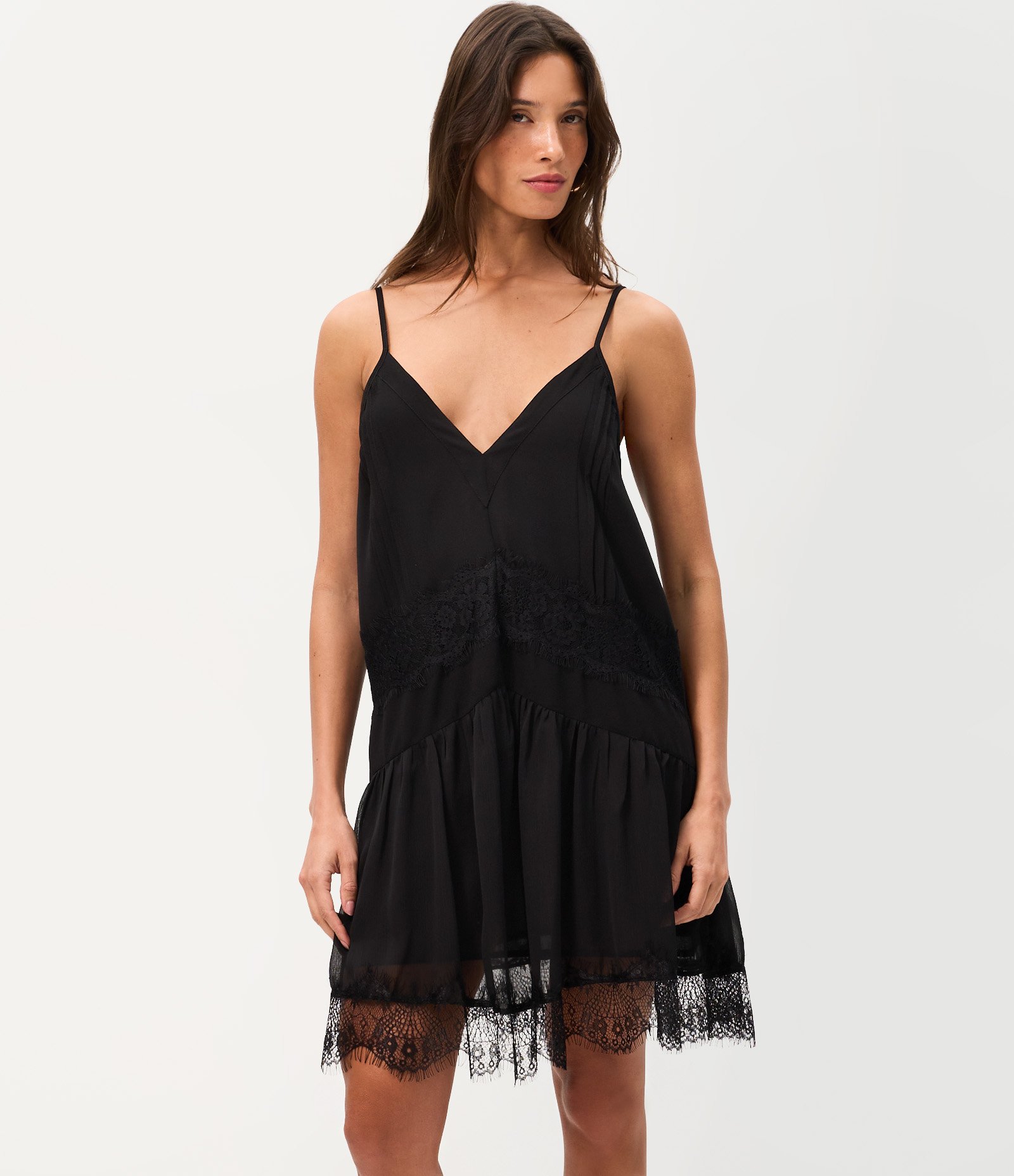 Vestido Curto em Chiffon com Renda Aplicada Preto 1