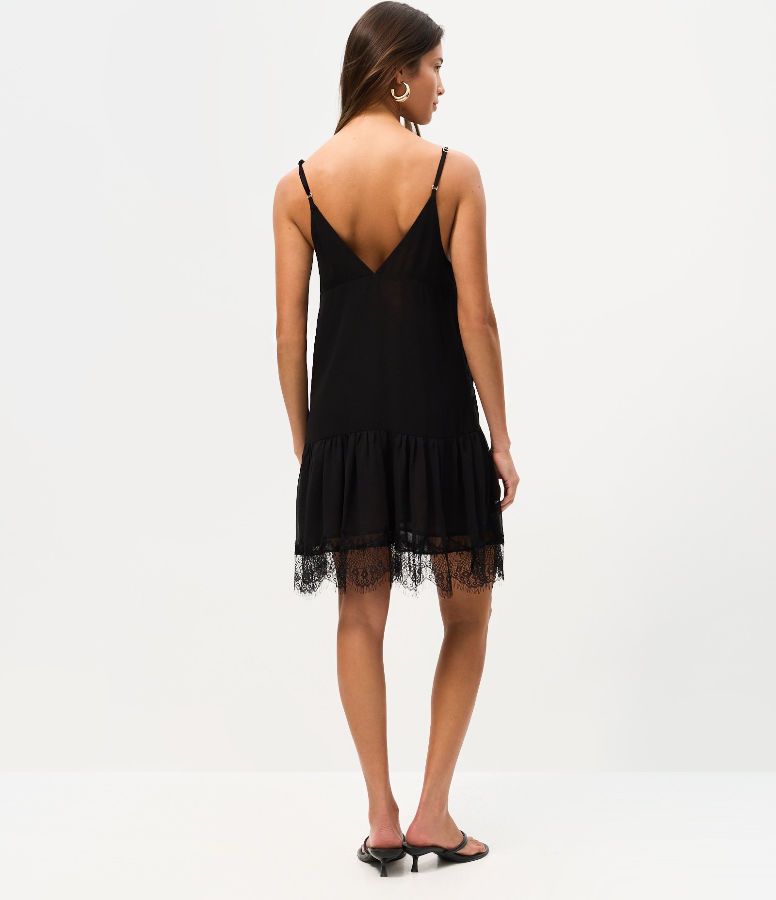 Vestido Curto em Chiffon com Renda Aplicada Preto 5