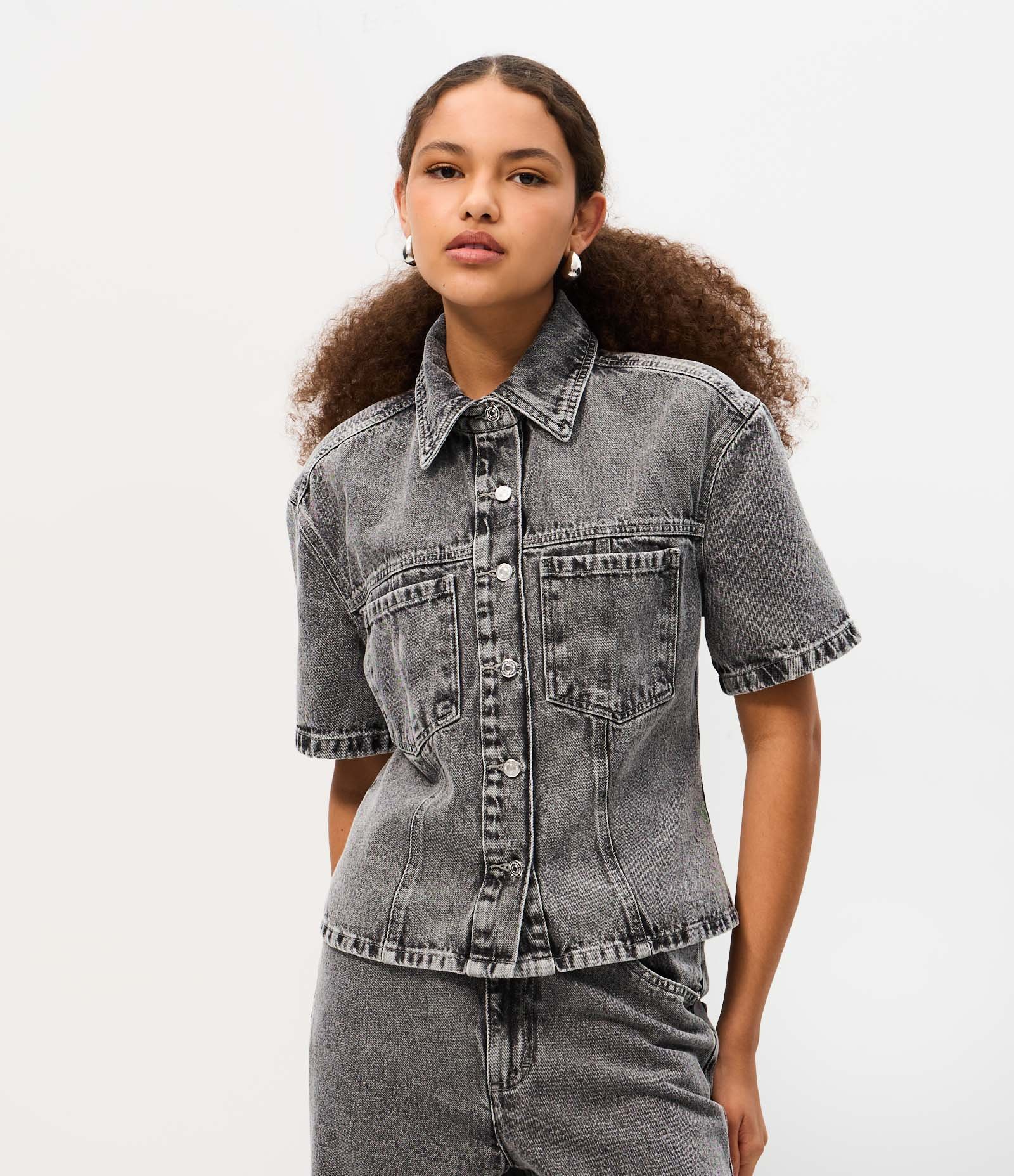 Camisa em Jeans com Gola Colarinho e Bolsos Cinza 1
