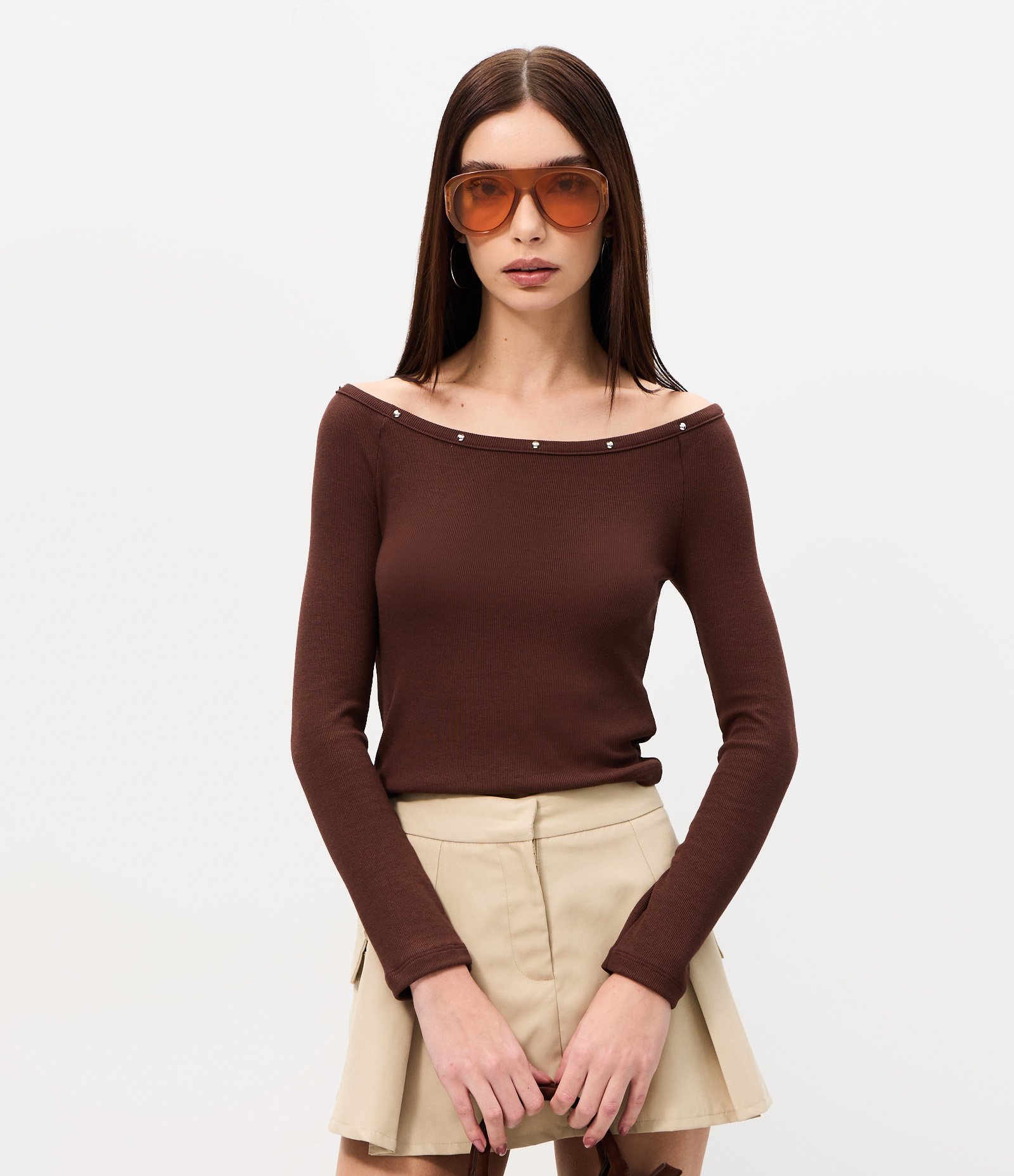 Blusa em Viscose com Decote Ombro a Ombro e Pedrinhas no Decote Marrom 1