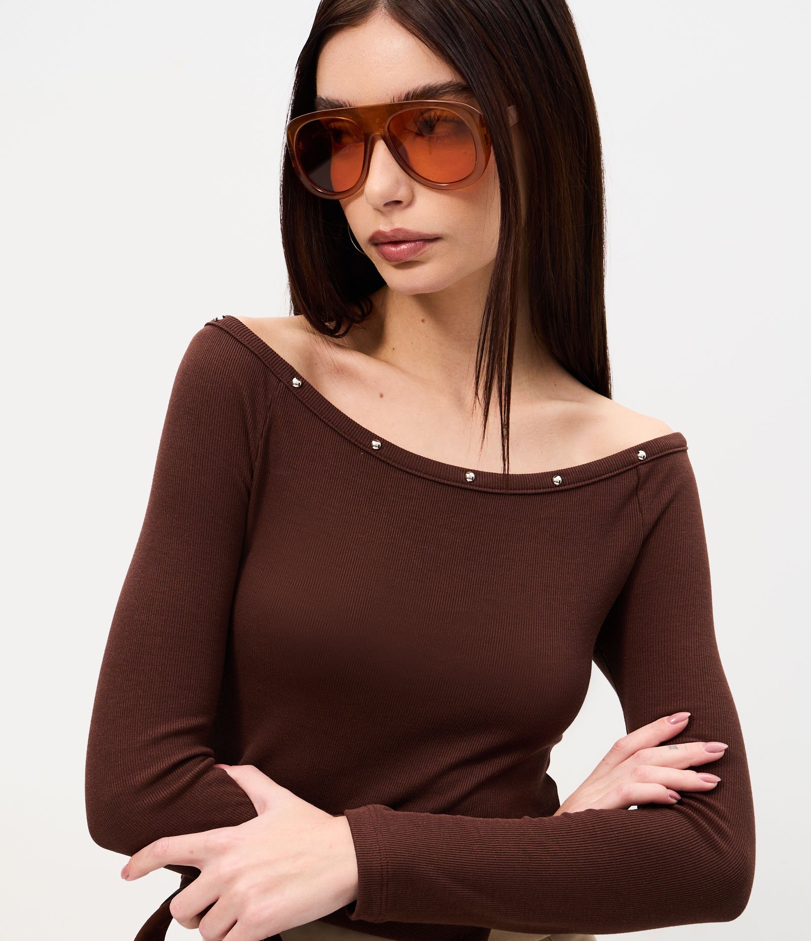 Blusa em Viscose com Decote Ombro a Ombro e Pedrinhas no Decote Marrom 3
