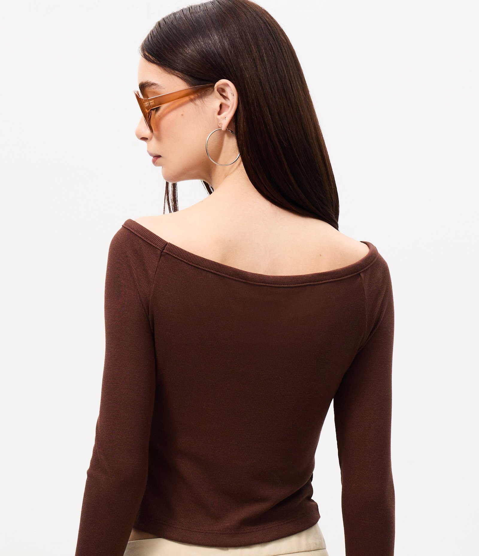 Blusa em Viscose com Decote Ombro a Ombro e Pedrinhas no Decote Marrom 4