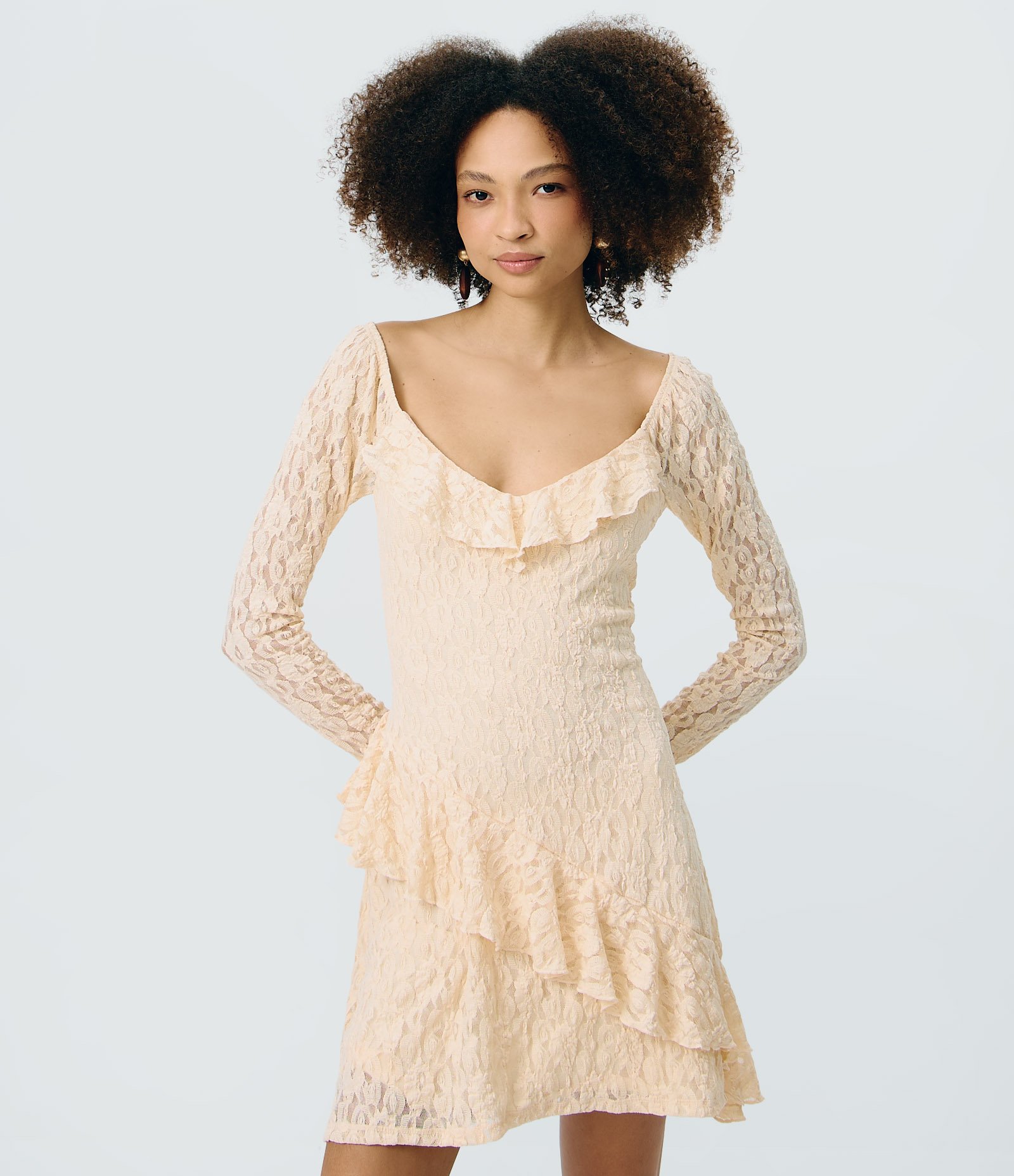 Vestido Curto em Renda com Manga Longa e Babado Bege 2