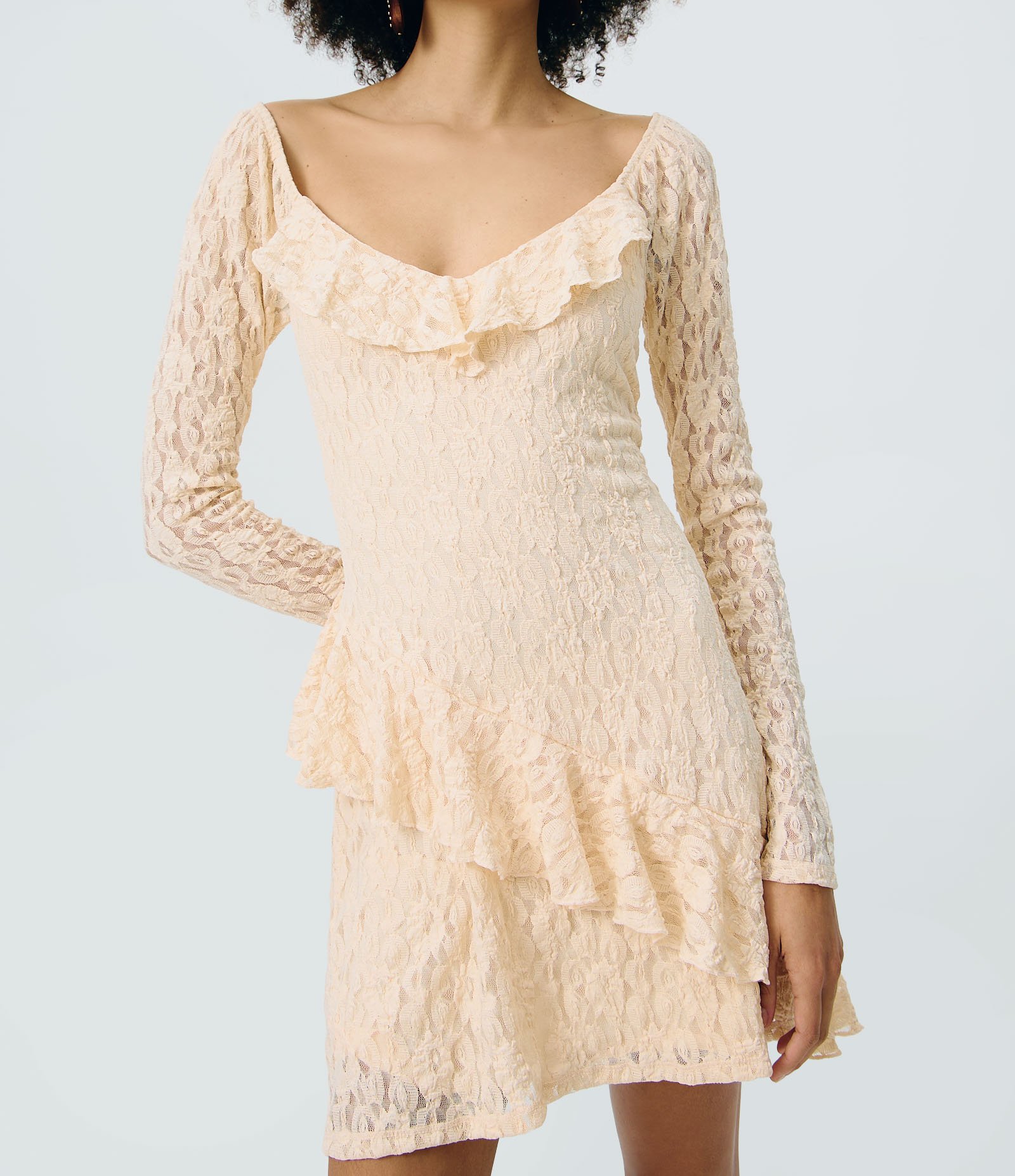 Vestido Curto em Renda com Manga Longa e Babado Bege 3
