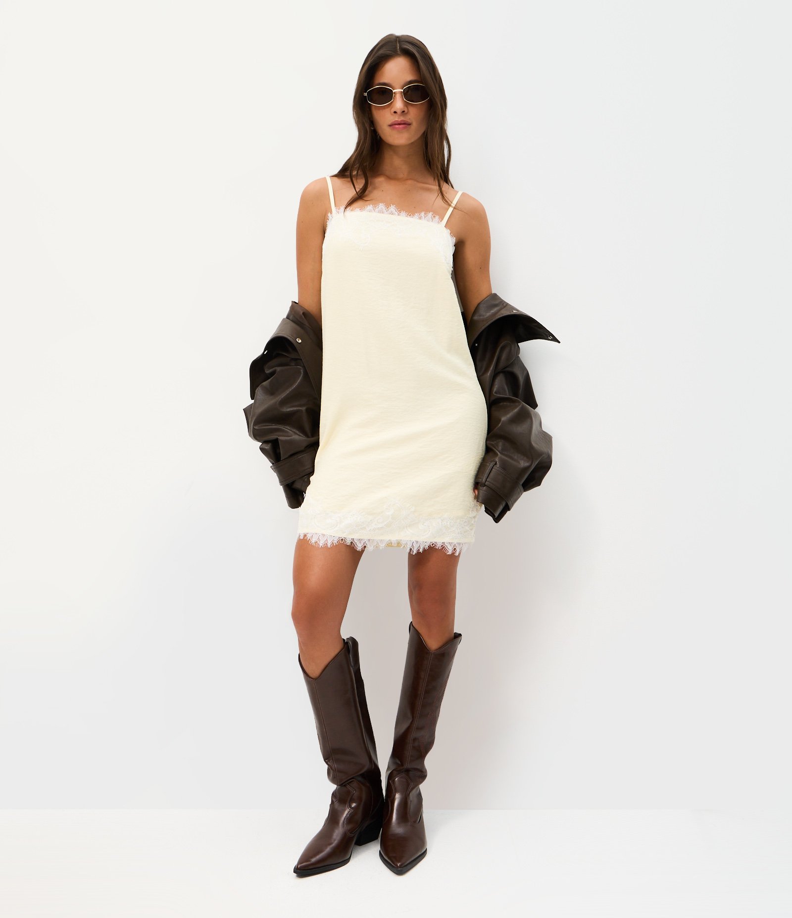 Vestido Curto em Viscose Texturizada com Renda no Decote e Barra Amarelo Claro 1