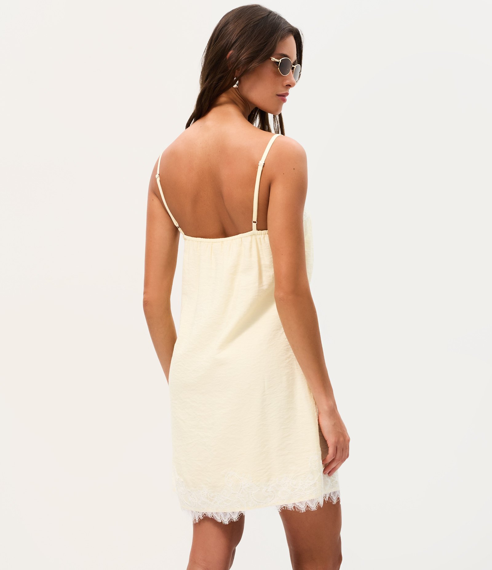 Vestido Curto em Viscose Texturizada com Renda no Decote e Barra Amarelo Claro 4