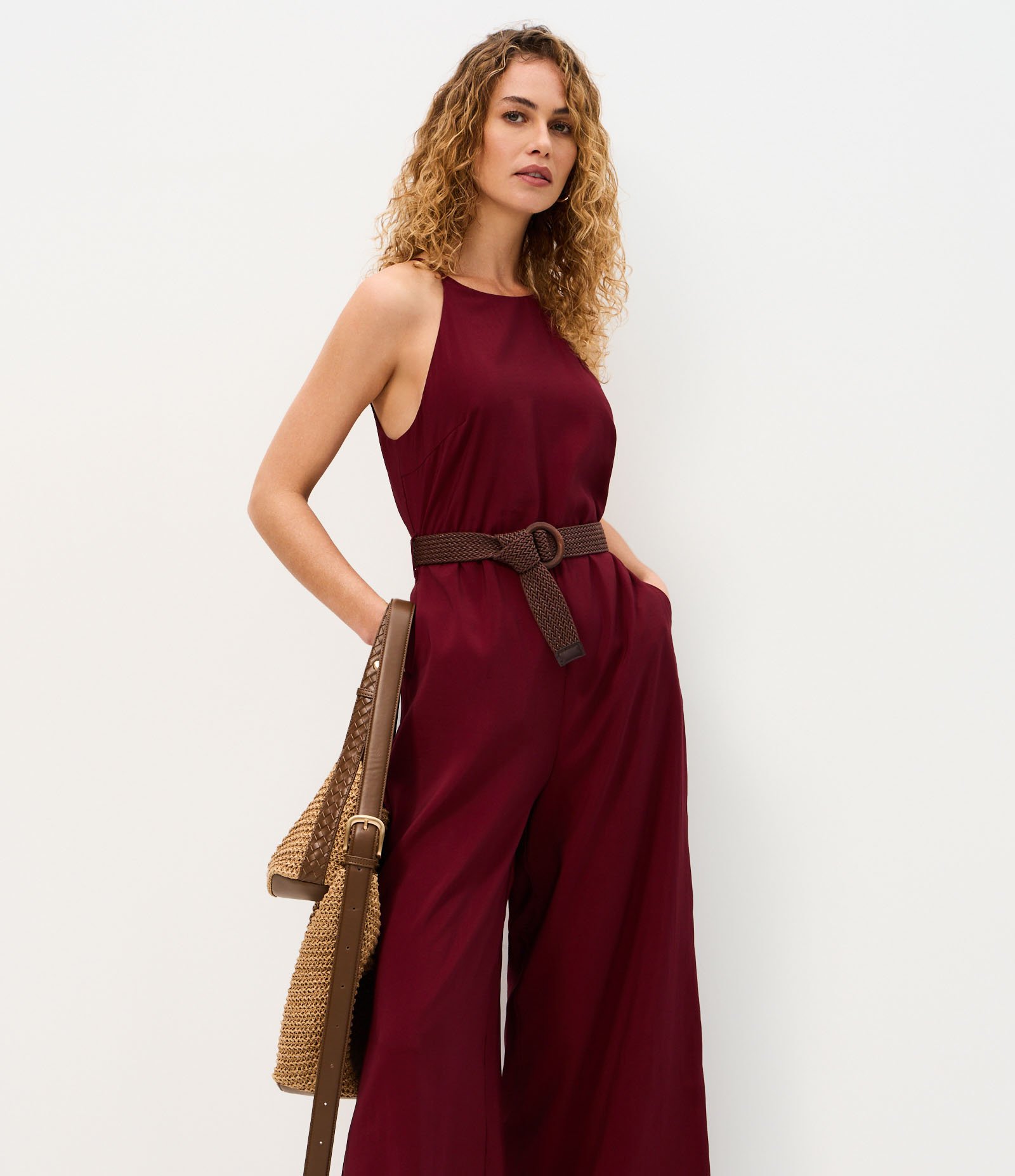 Macacão Halter Neck com Cinto de Ráfia Vinho 1