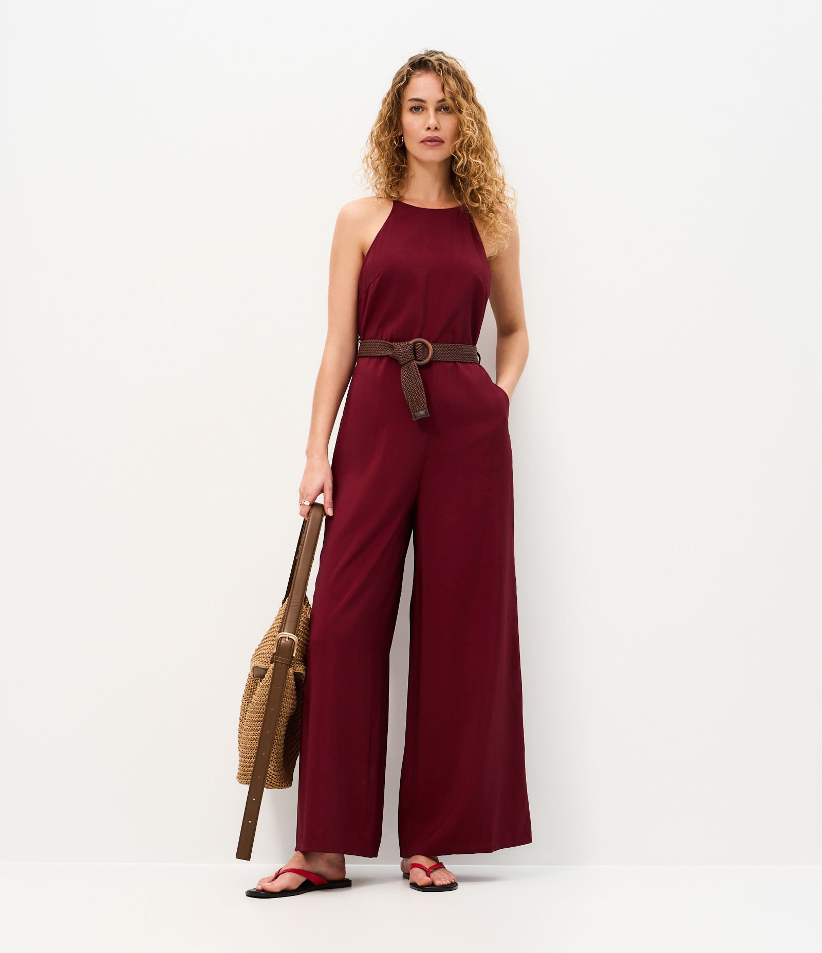 Macacão Halter Neck com Cinto de Ráfia Vinho 2