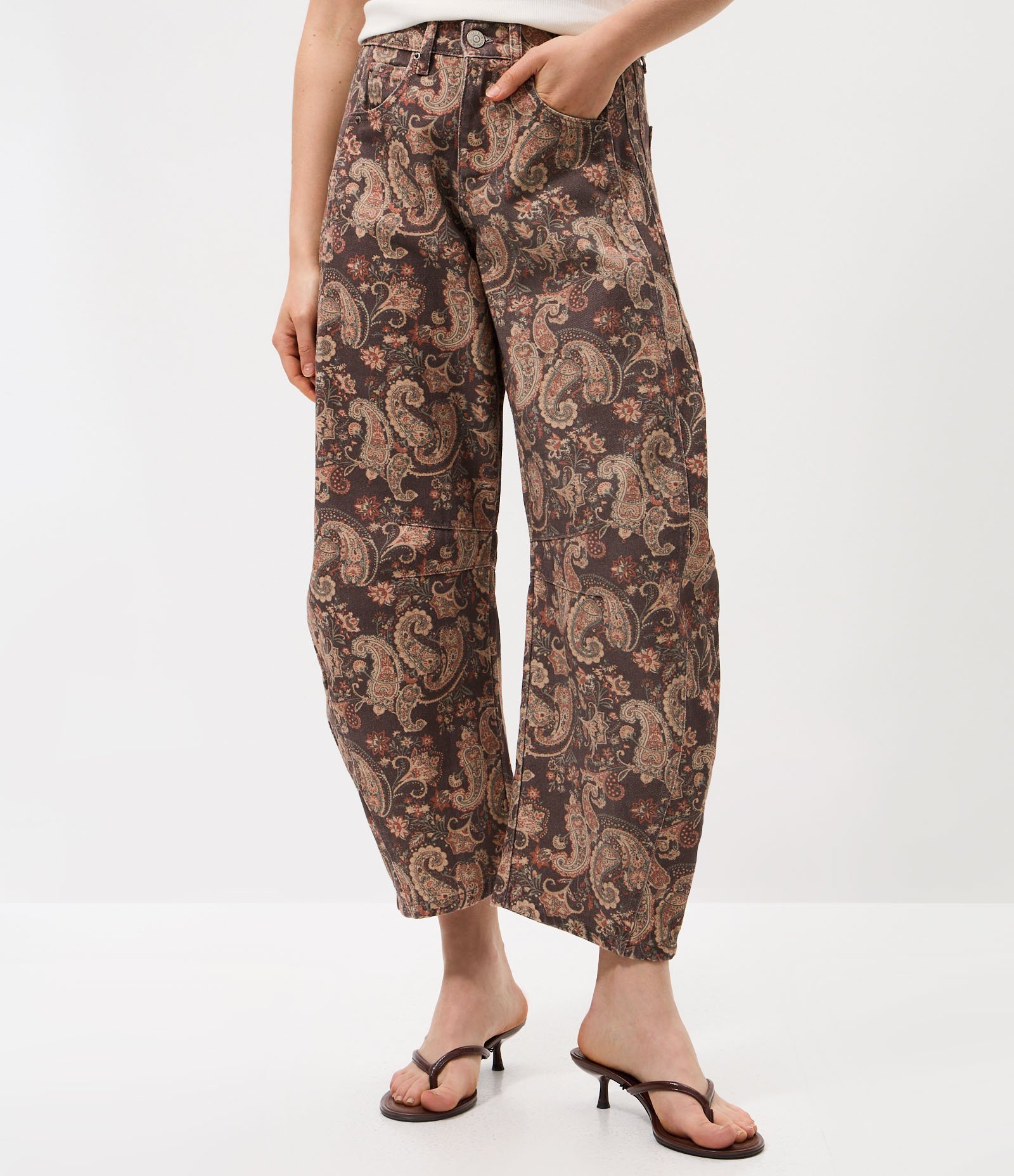Calça Baggy Balloon em Sarja com Cintura Média Estampa Paisley Marrom 2