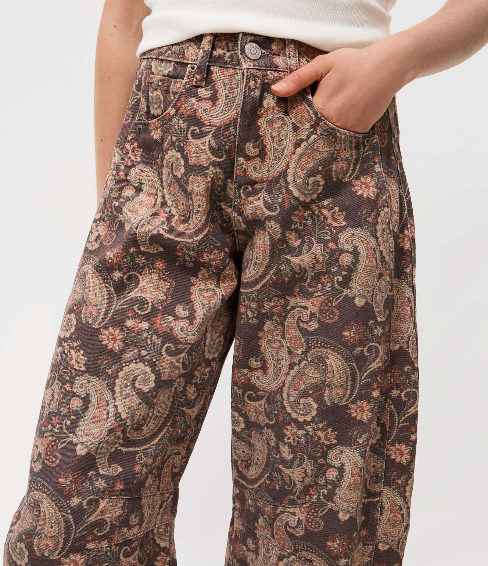 Calça Baggy Balloon em Sarja com Cintura Média Estampa Paisley Marrom 3