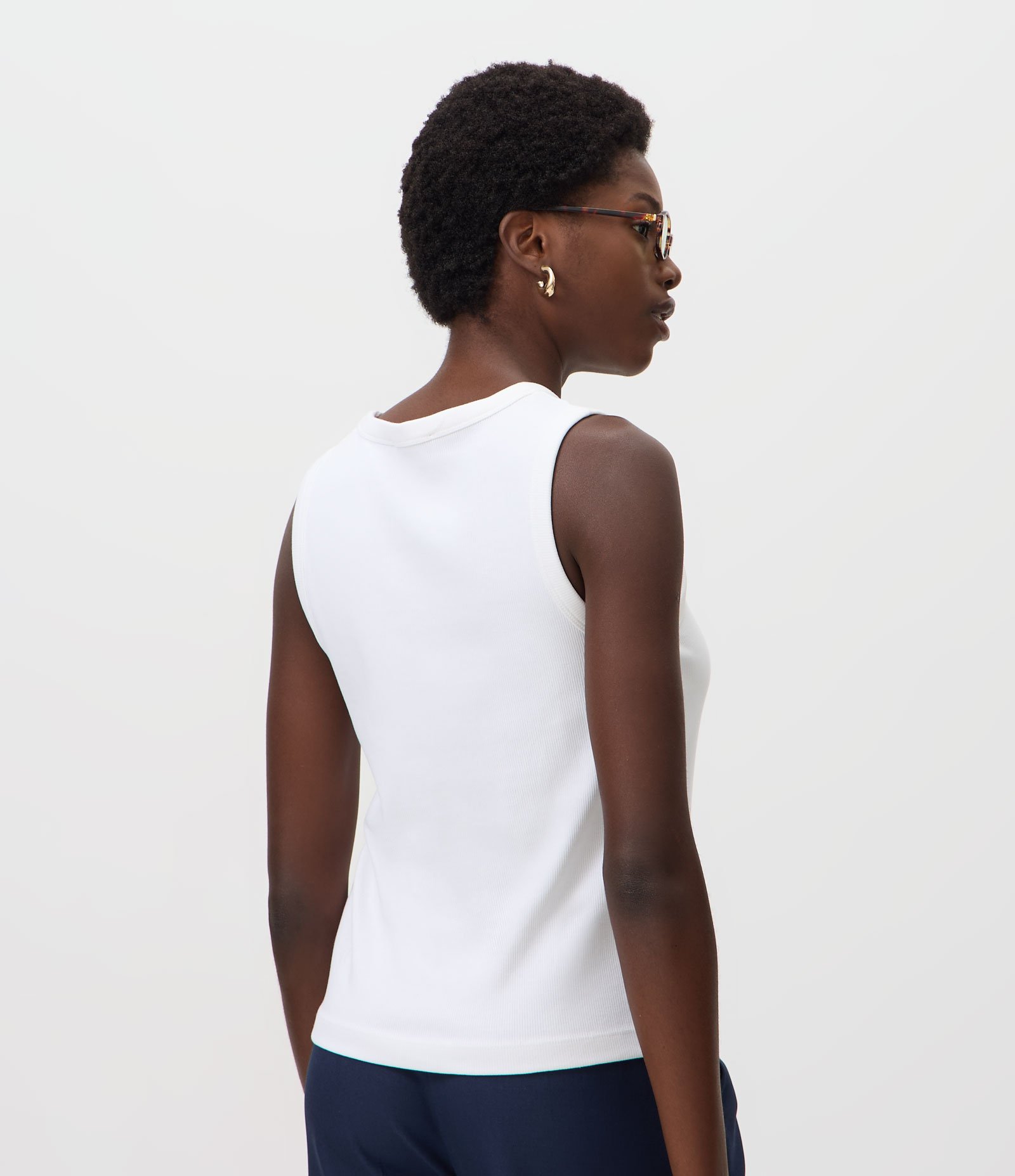 Regata Básica em Ribana com Modelagem Ajustada Branco 4