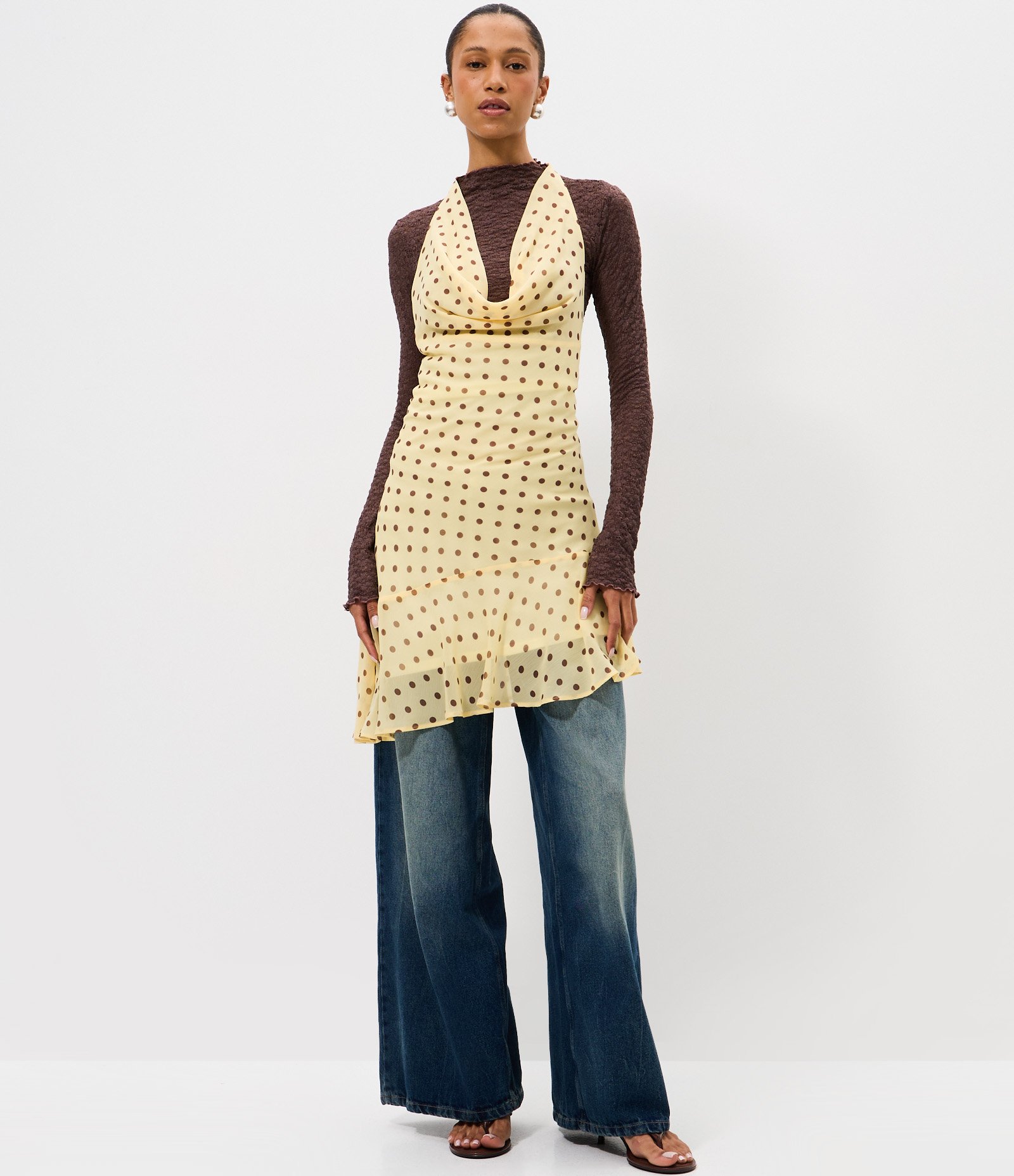Blusa Manga Longa em Renda Texturizada com Gola Alta Marrom 2