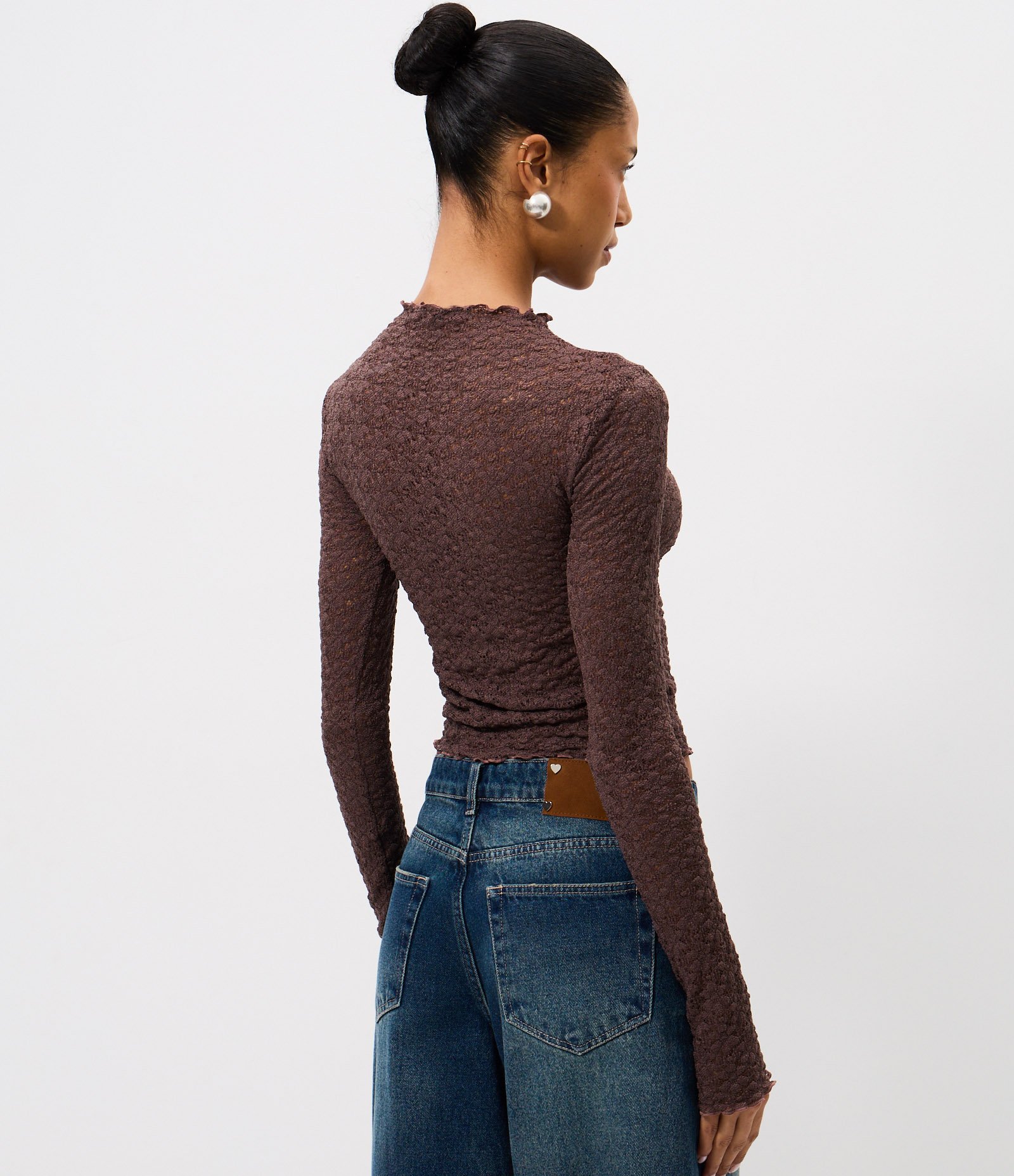 Blusa Manga Longa em Renda Texturizada com Gola Alta Marrom 4