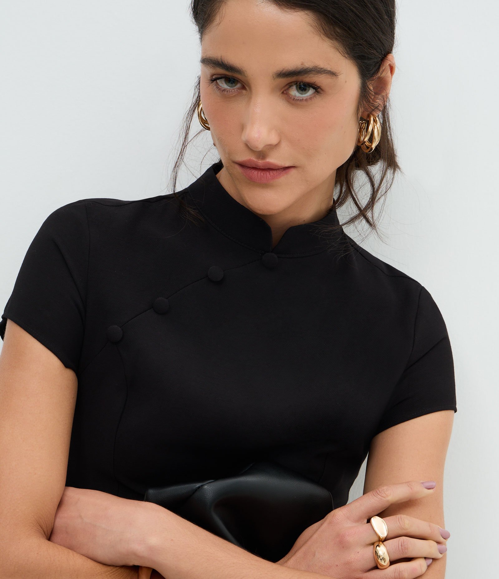Blusa Acetinada com Gola Mandarim Preto 3