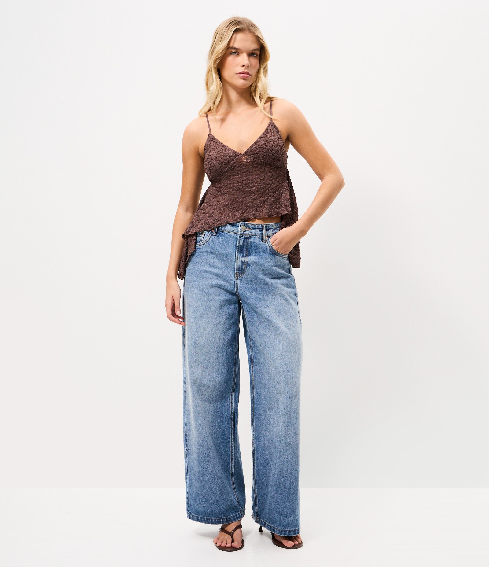 Blusa de Alcinha em Renda com Pontas Assimétricas Marrom 2