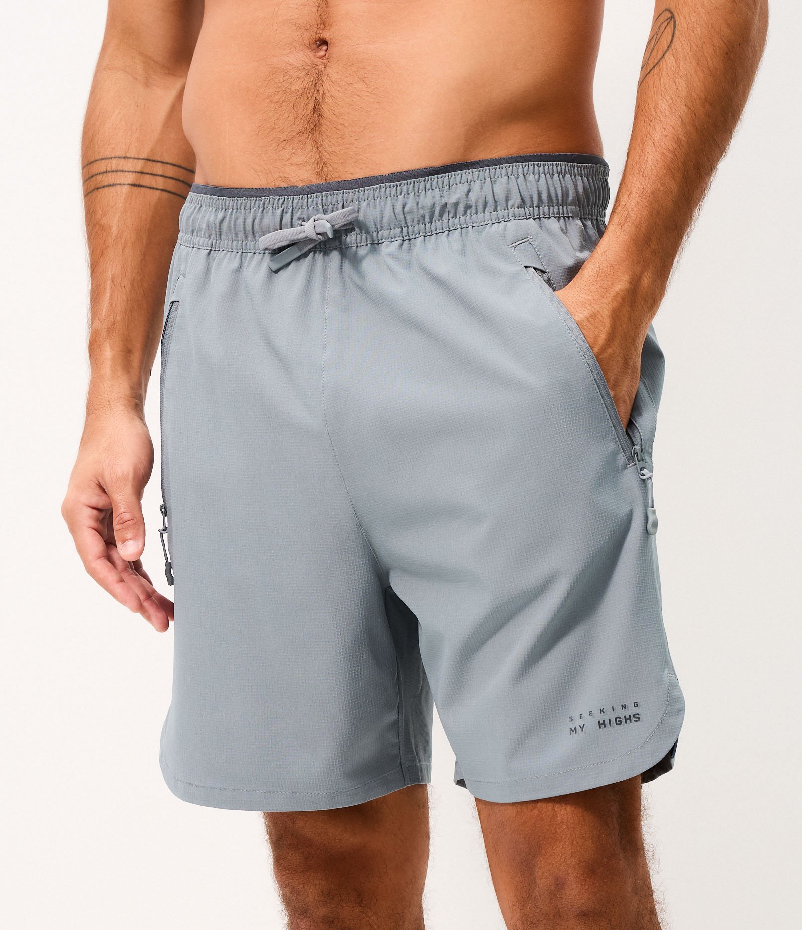 Bermuda Esportiva em Ripstop com Bolsos Funcionais e Estampa Localizada Azul Acinzentado 2