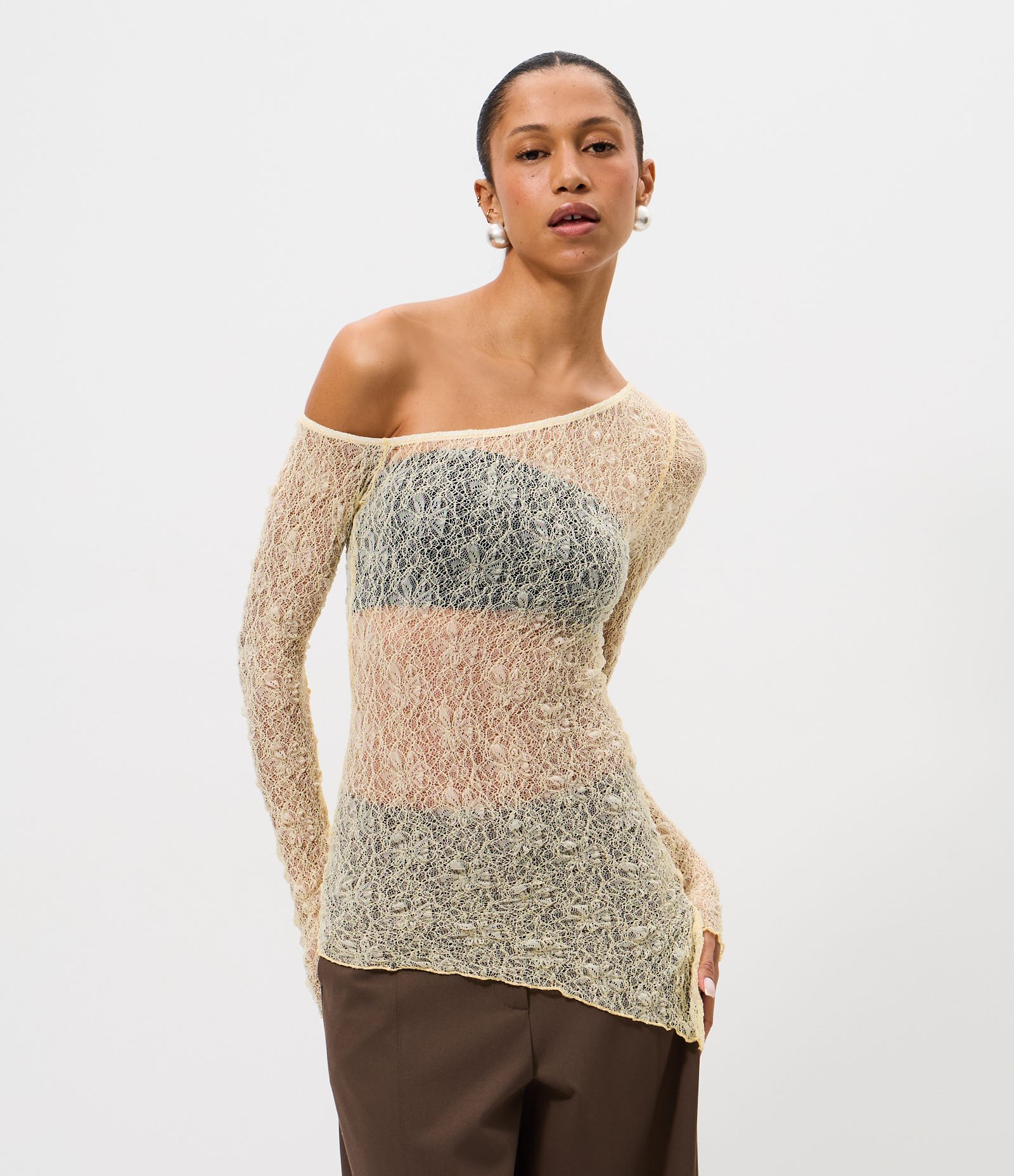 Blusa em Renda Texturizada com Gola Assimétrica e Barra Alongada Amarelo Claro 1