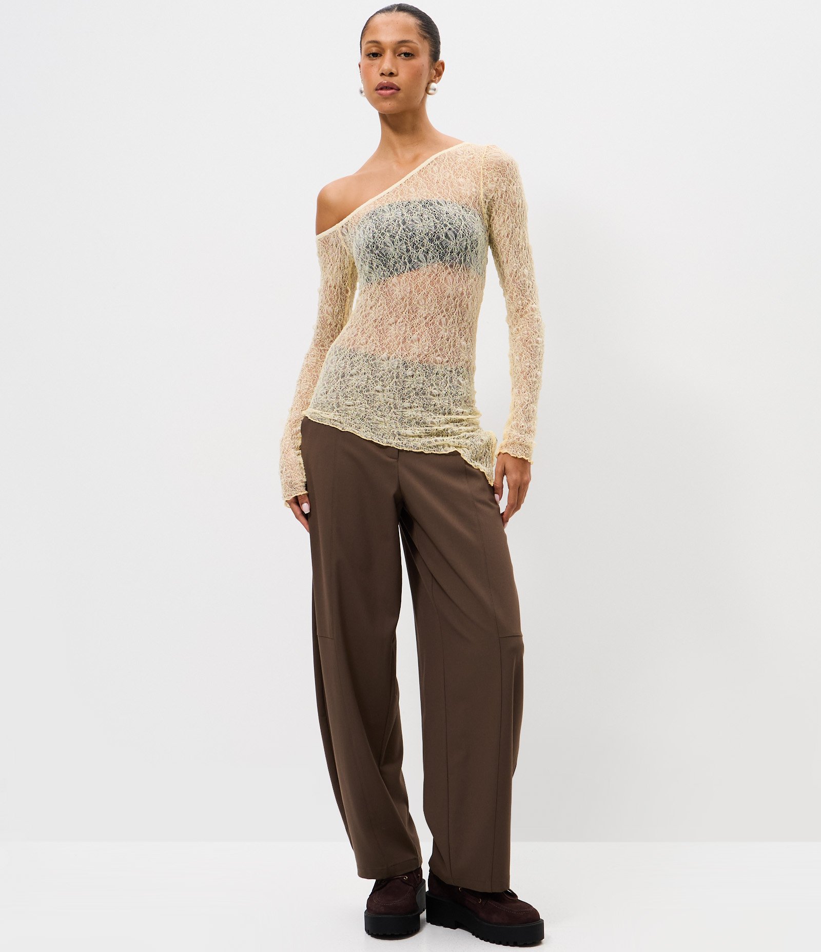 Blusa em Renda Texturizada com Gola Assimétrica e Barra Alongada Amarelo Claro 2