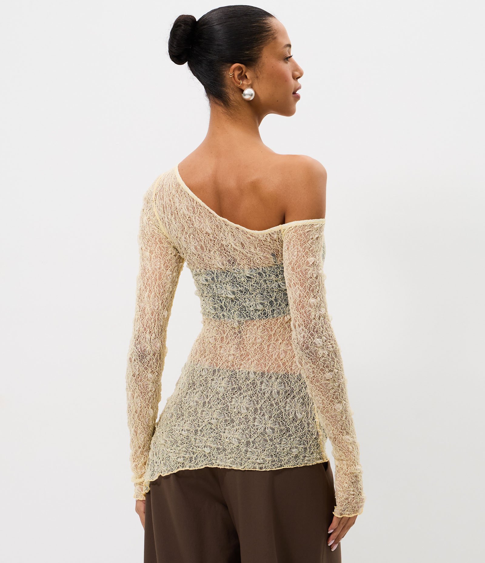 Blusa em Renda Texturizada com Gola Assimétrica e Barra Alongada Amarelo Claro 4