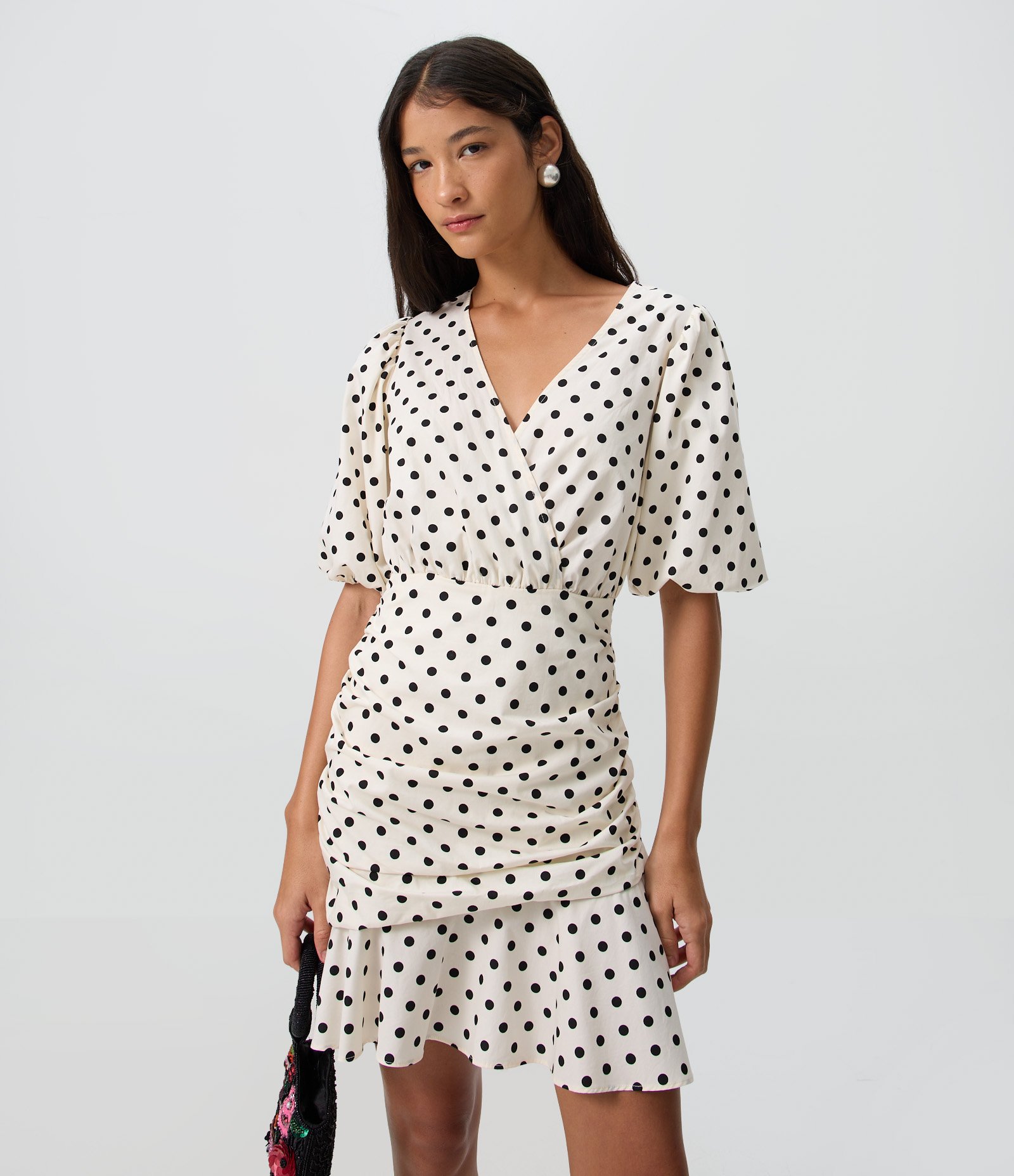 Vestido Curto Transpassado com Manga Bufante e Estampa Poá Off White 1
