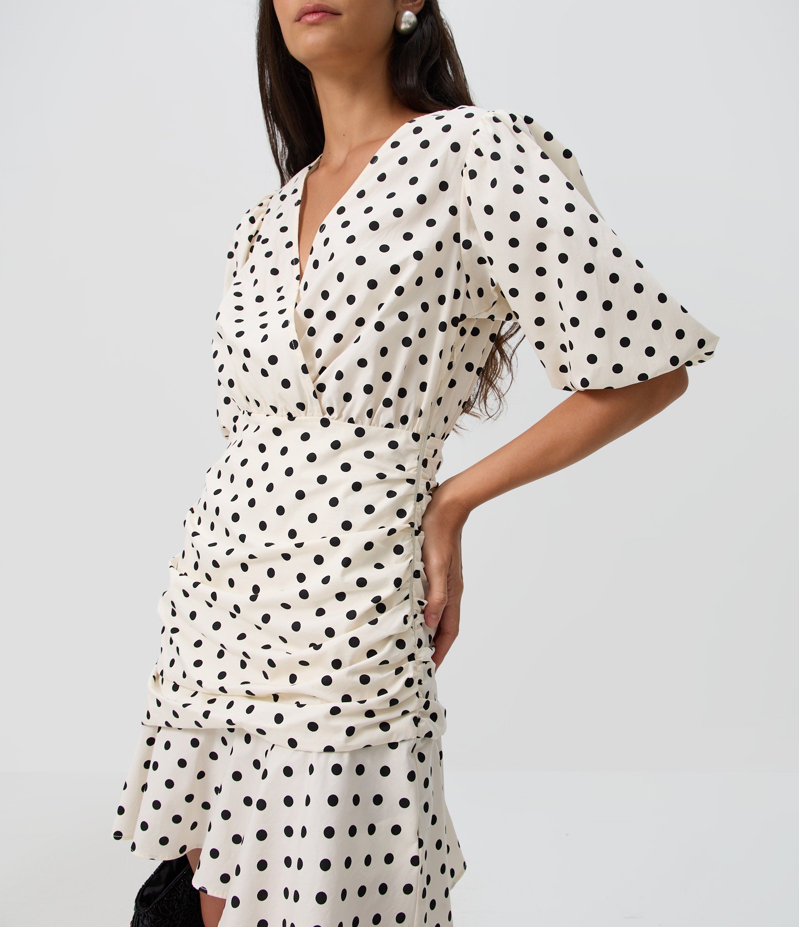 Vestido Curto Transpassado com Manga Bufante e Estampa Poá Off White 3