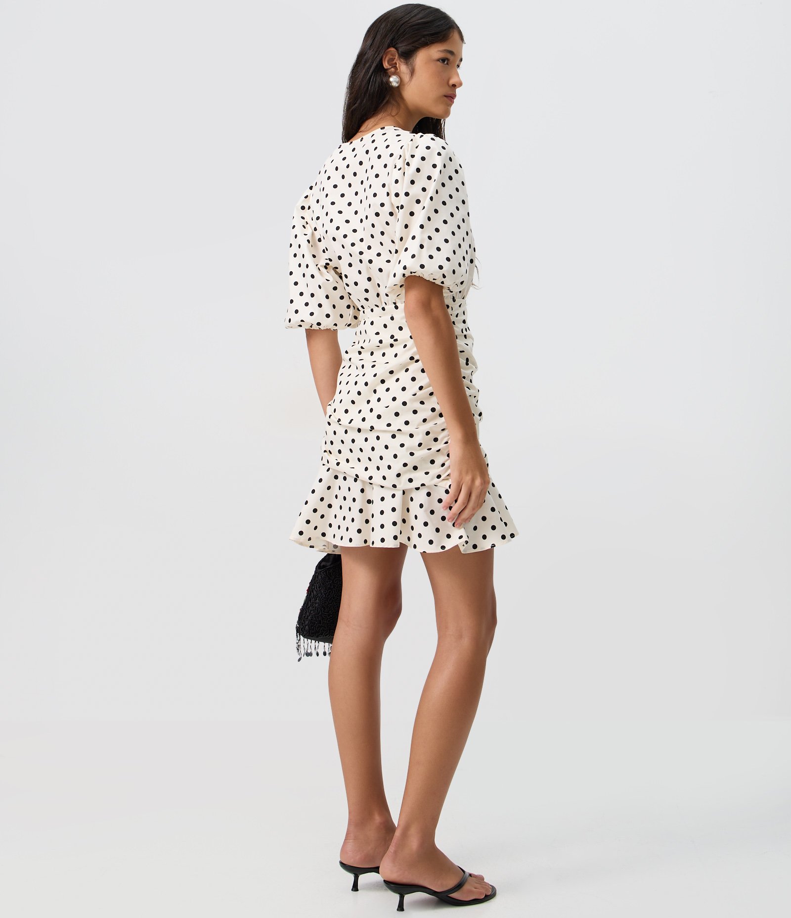 Vestido Curto Transpassado com Manga Bufante e Estampa Poá Off White 4