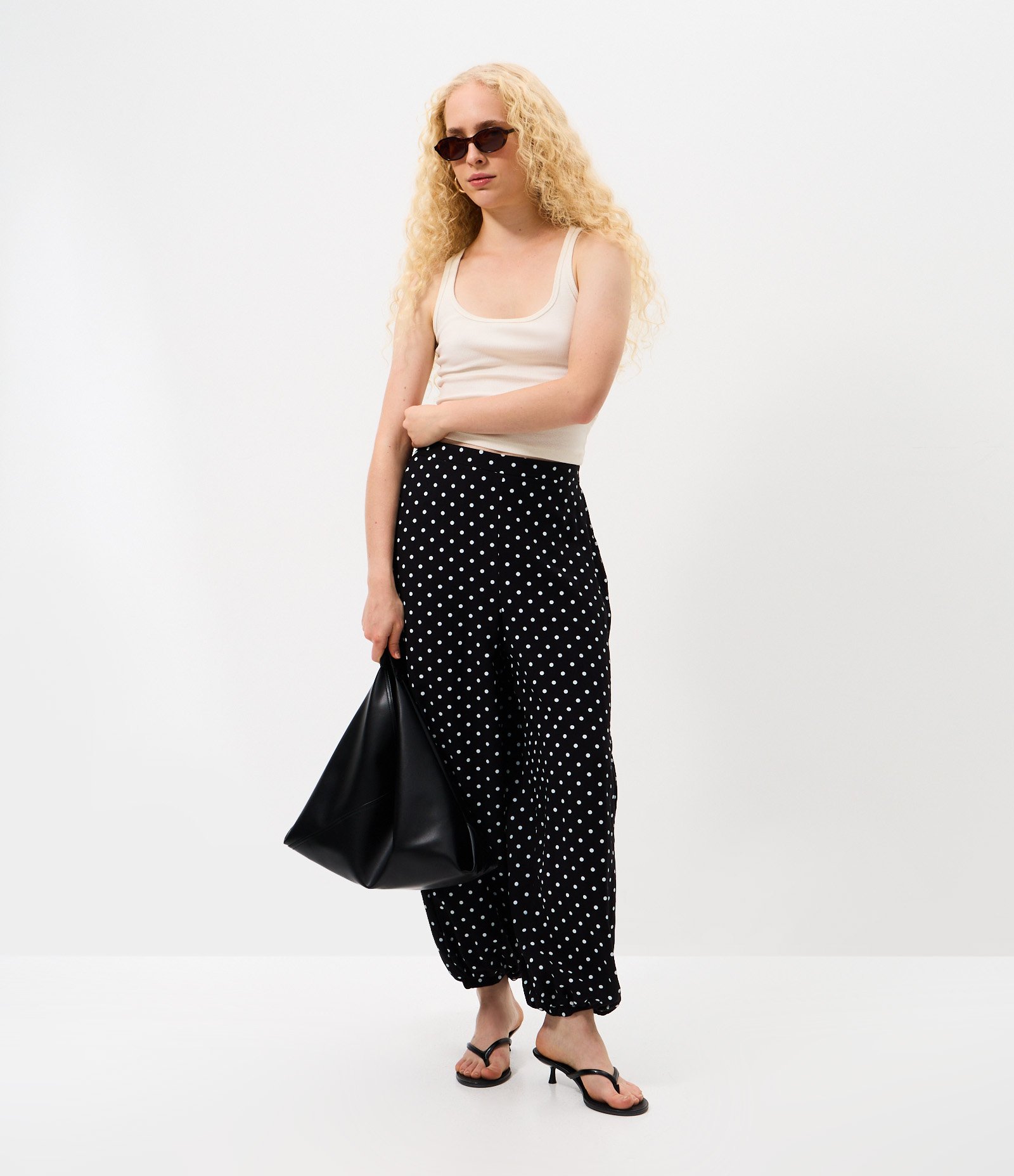 Calça Aladim em Viscose com Estampa Poá Preto 1