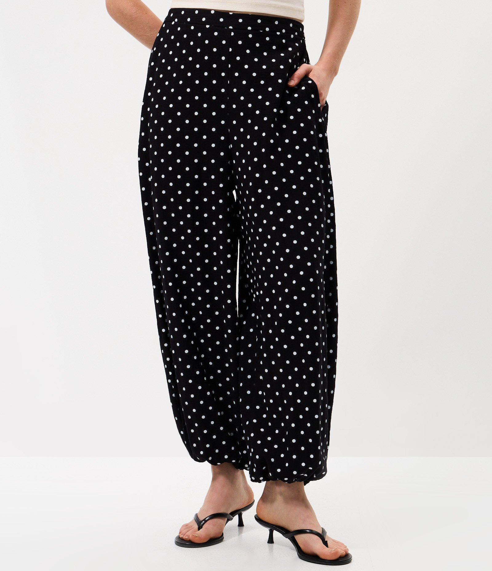 Calça Aladim em Viscose com Estampa Poá Preto 2
