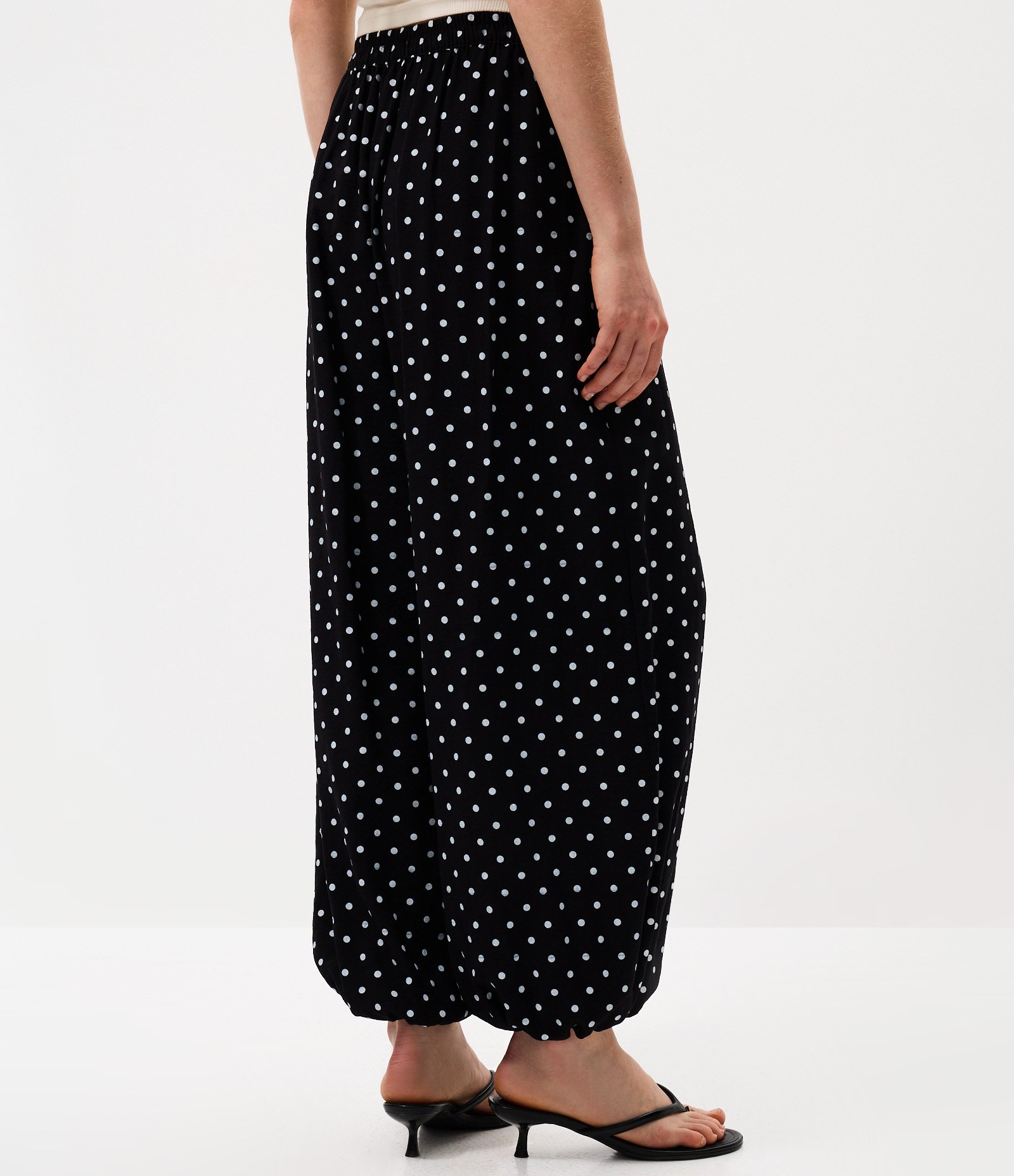 Calça Aladim em Viscose com Estampa Poá Preto 4