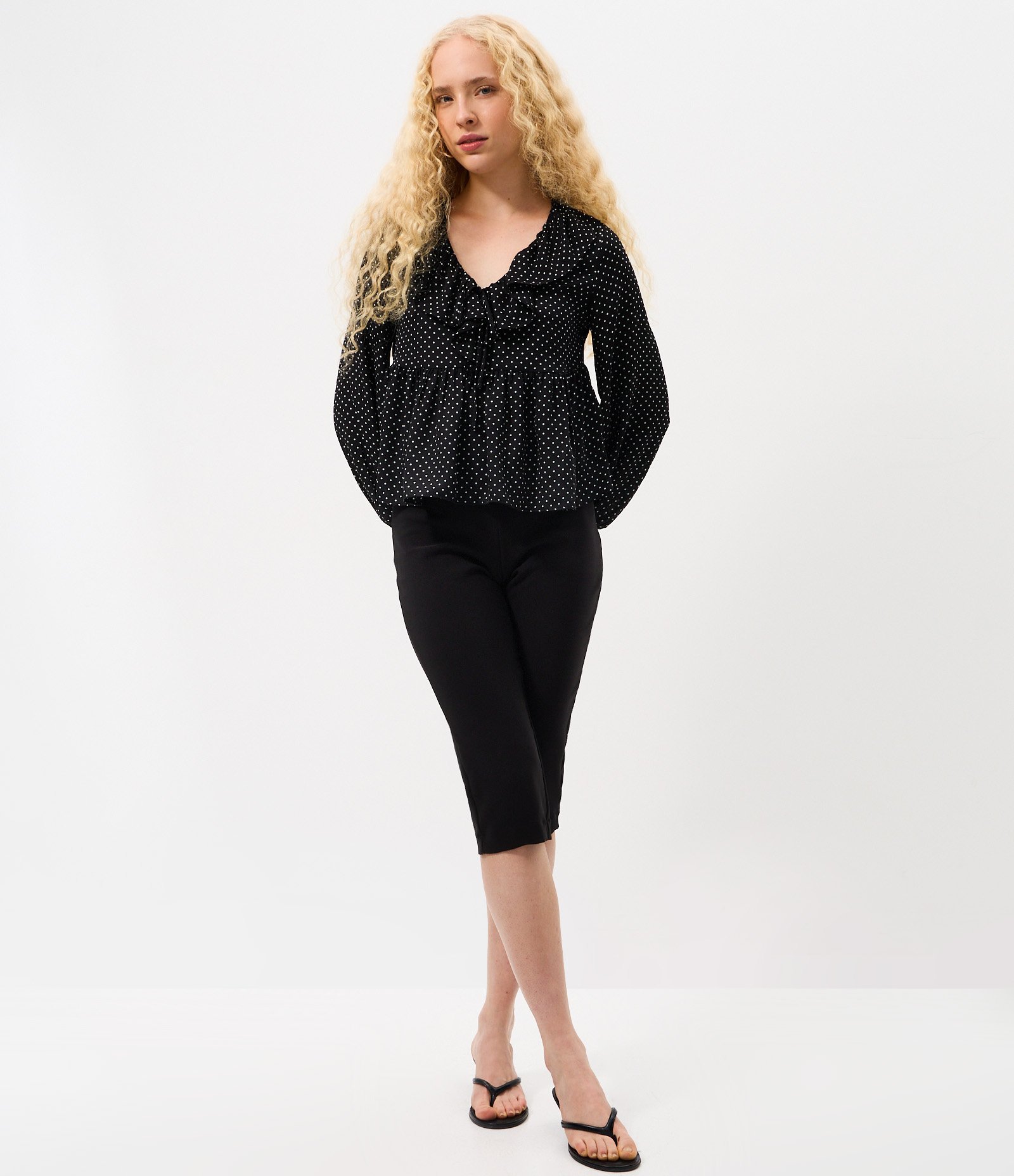 Blusa Manga Longa em Viscolinho com Estampa Poá e Babados Preto 2