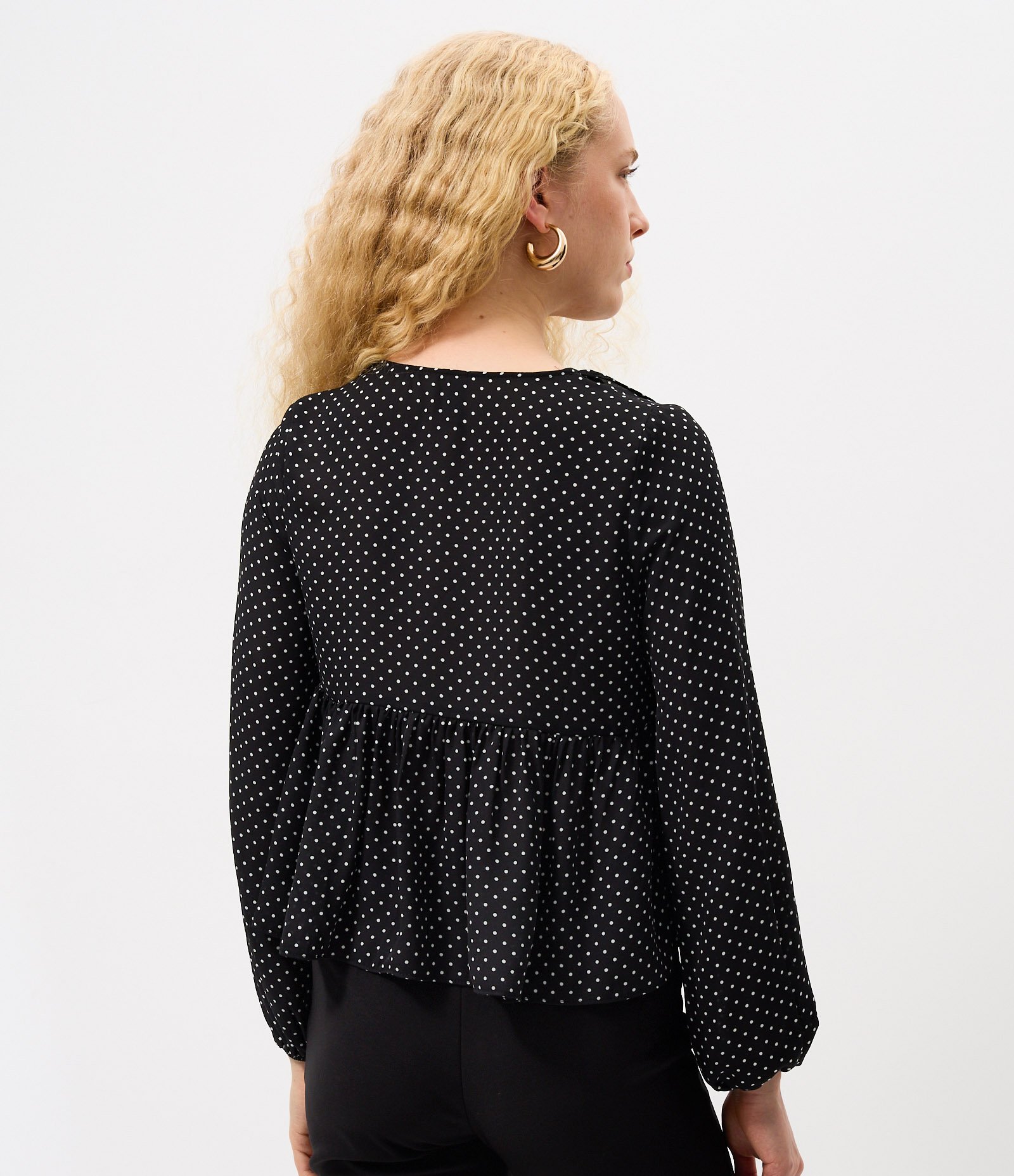 Blusa Manga Longa em Viscolinho com Estampa Poá e Babados Preto 4