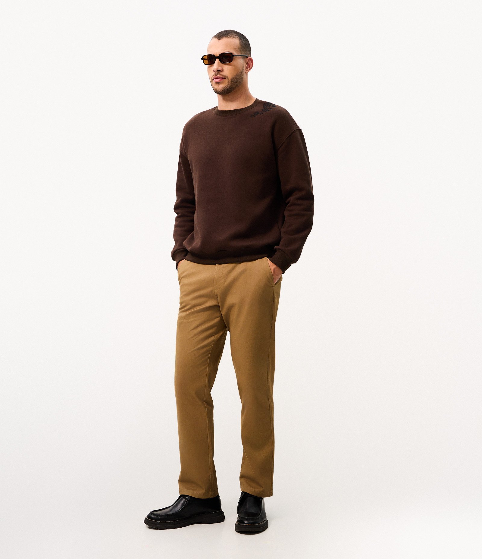 Moletom Relaxed com Detalhe Floral Marrom 2