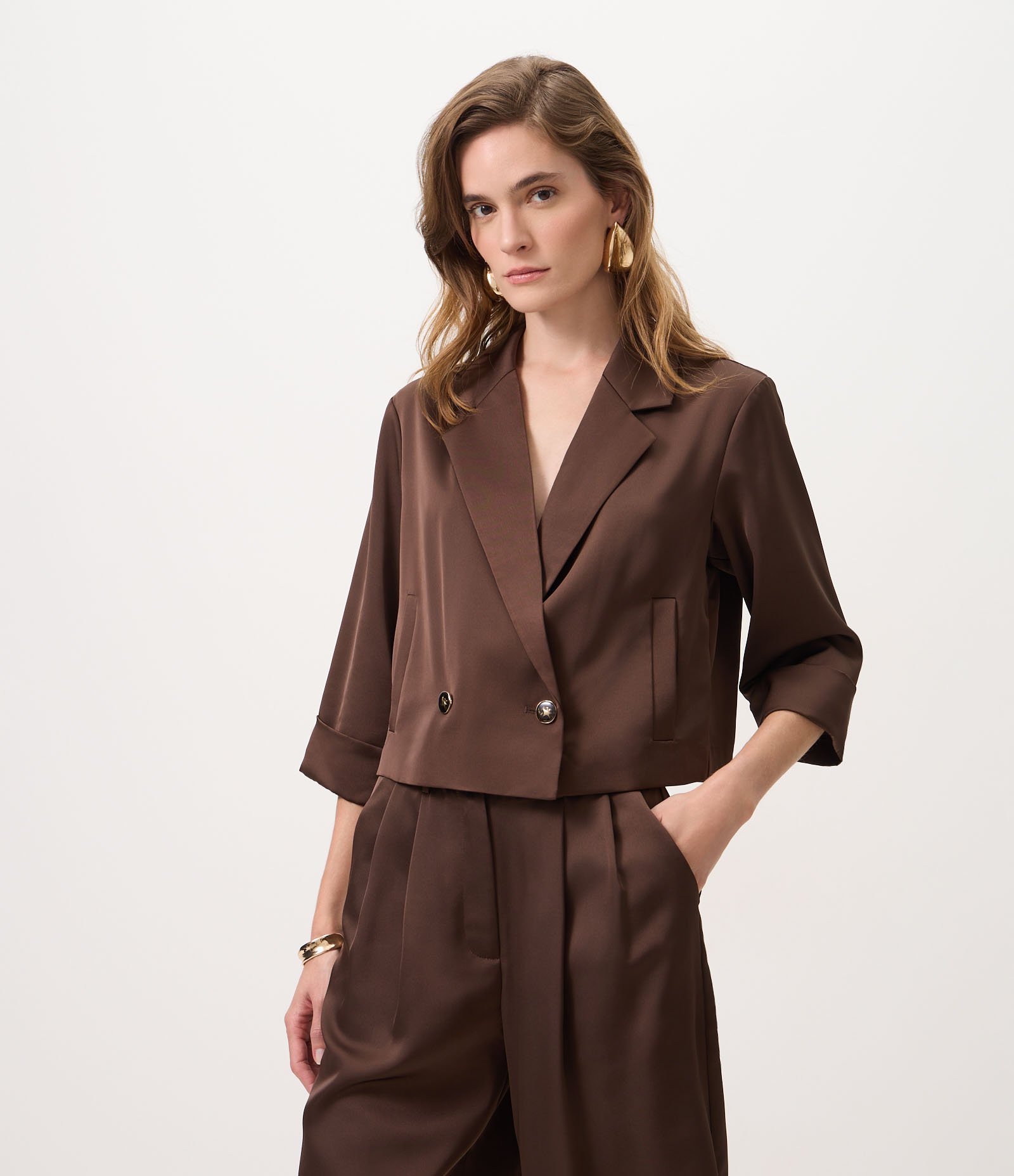 Blazer Cropped com Manga 3/4 e Abotoamento Duplo Marrom 1