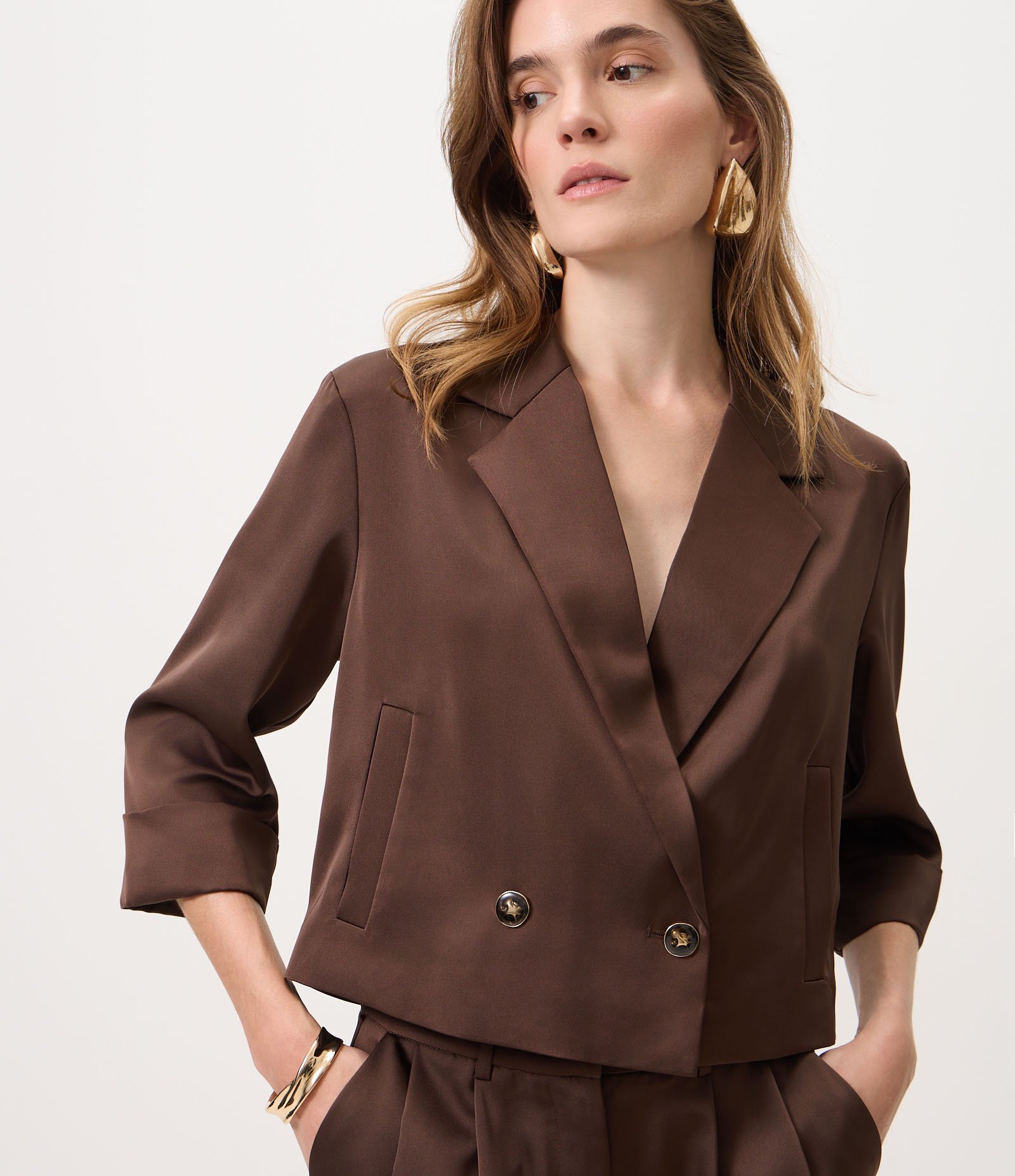 Blazer Cropped com Manga 3/4 e Abotoamento Duplo Marrom 3