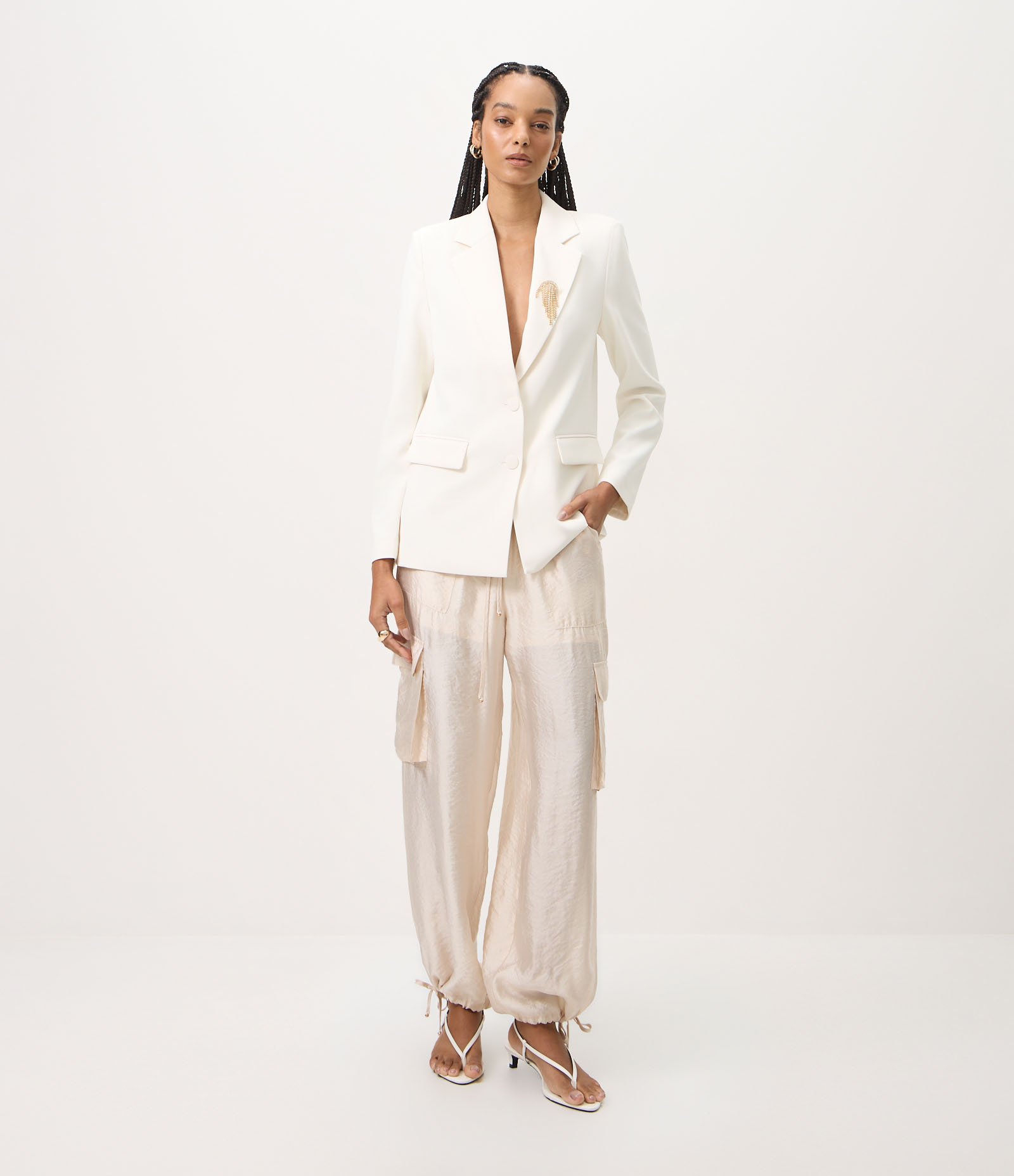 Blazer com Bolsos e Broche Aplicado Branco 2